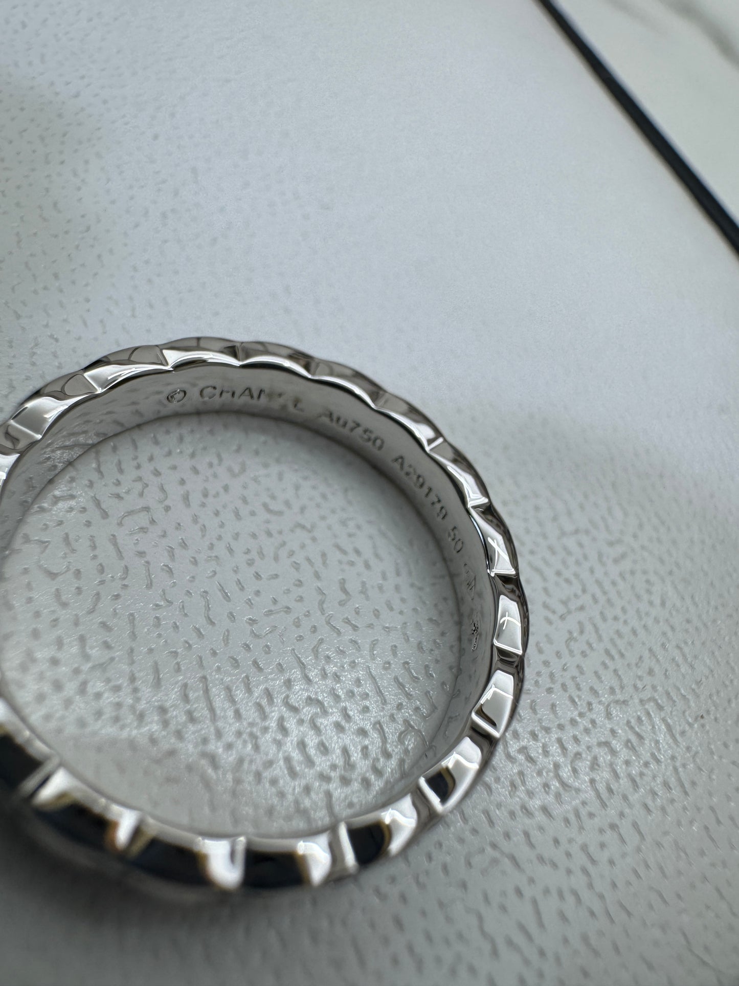 CHANEL Mini Coco Crush 間鑽白金色