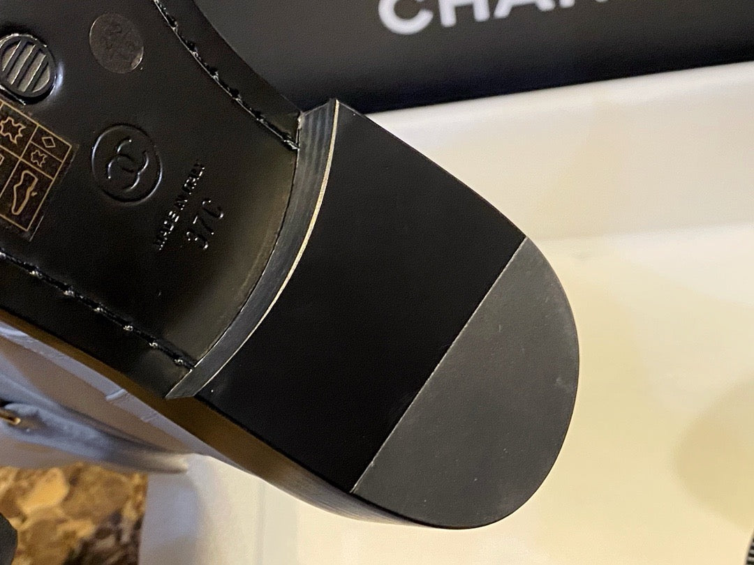 CHANEL 系帶靴 字母Logo白色