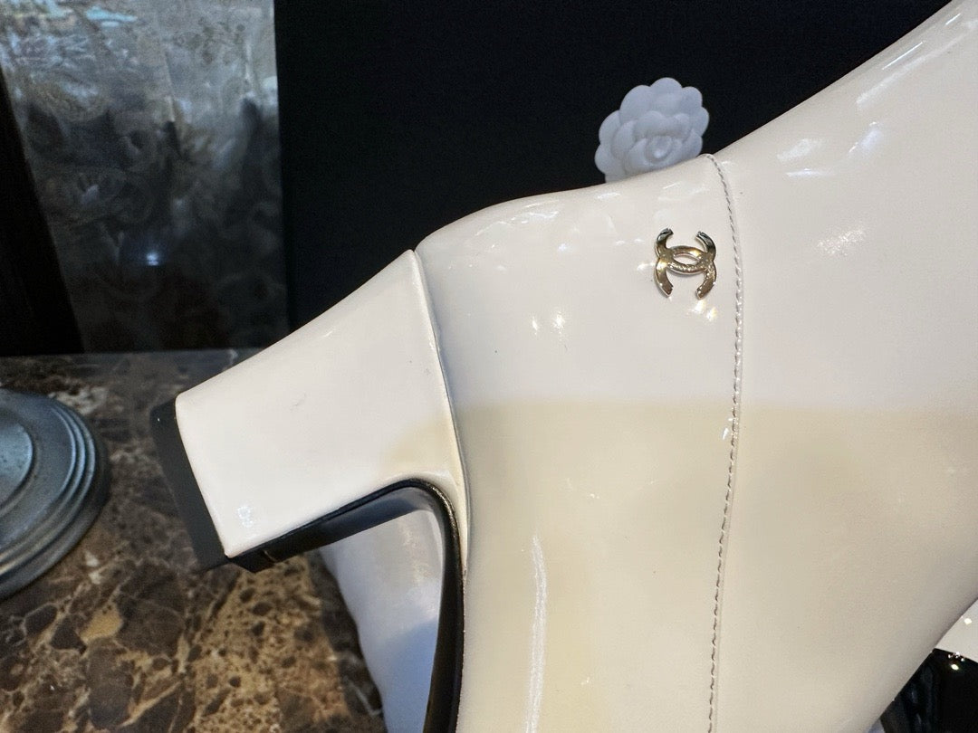 CHANEL 尖頭粗跟短靴 黑白 23B