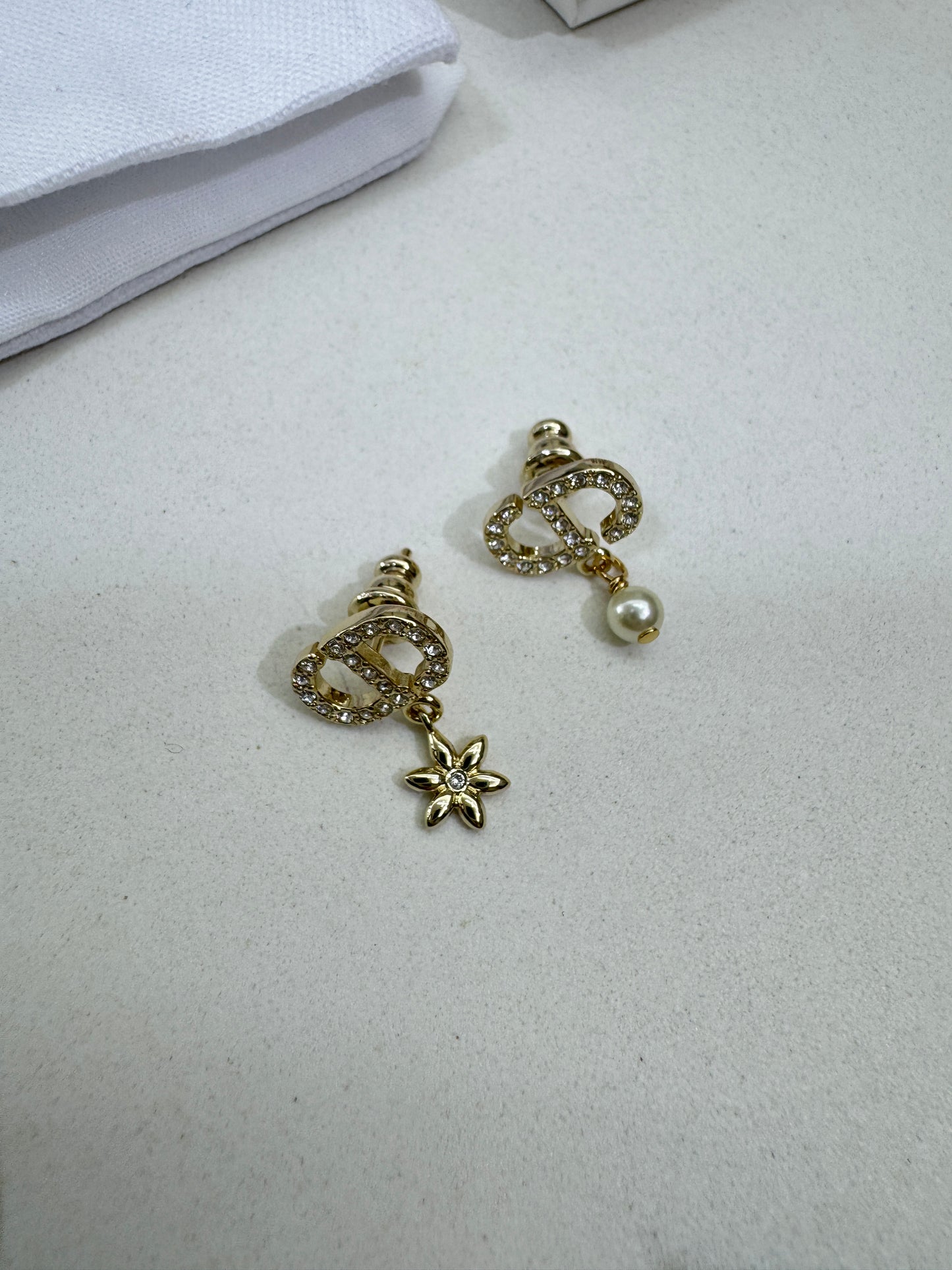 Dior Petit CD Daisy 耳環