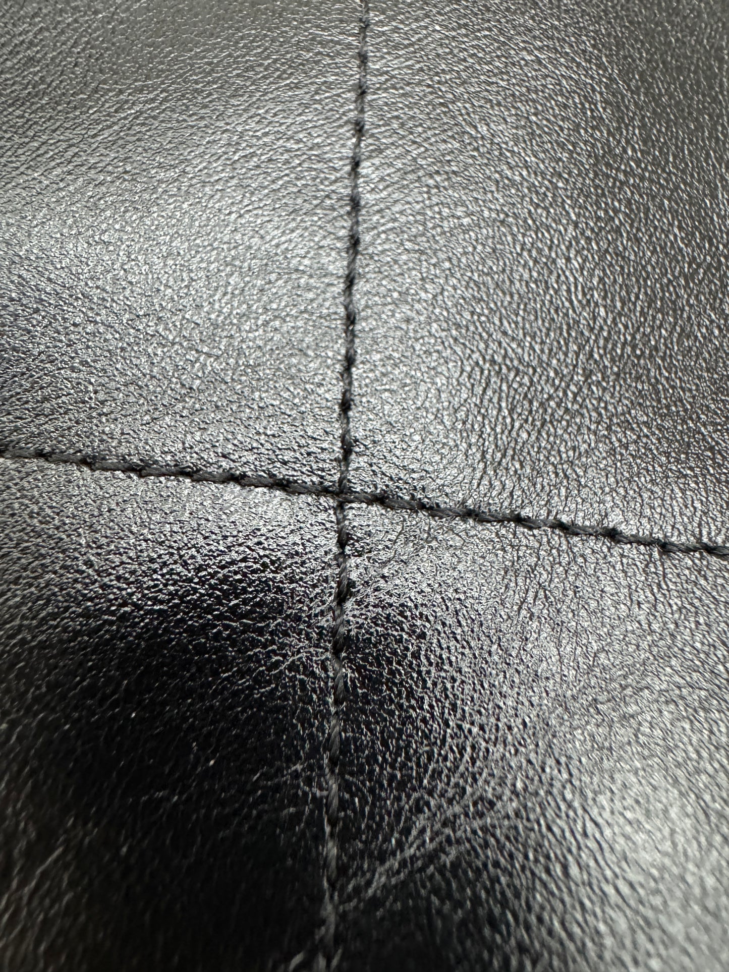 CHANEL Mini 22 Bag 黑銀 【同步最新磁吸扣版】