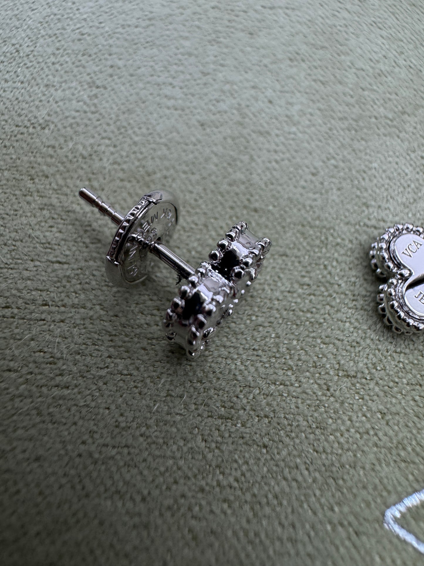 VCA Sweet Alhambra Earrings 白金色白貝母耳環