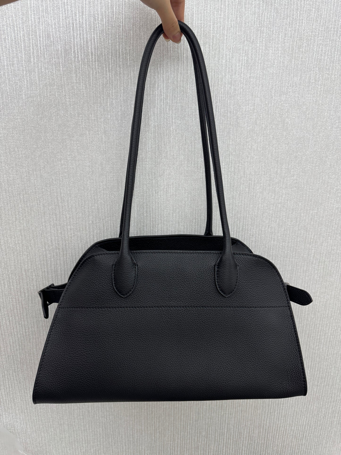 THE ROW Shoulder Marguax 12 黑色荔枝紋 Black Grained Calfskin