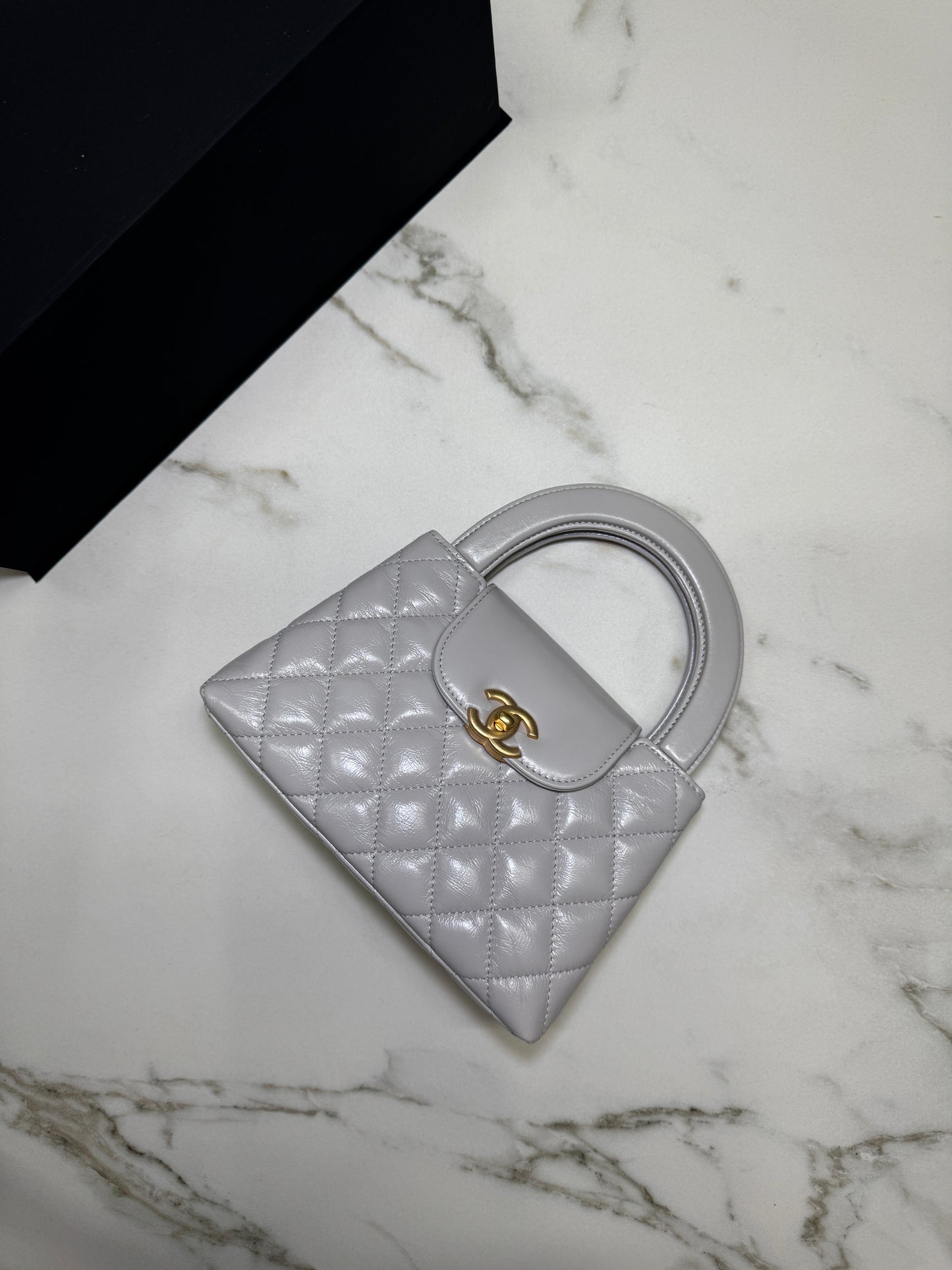 CHANEL 25C Kelly 奶灰色 Incas亮面小牛皮