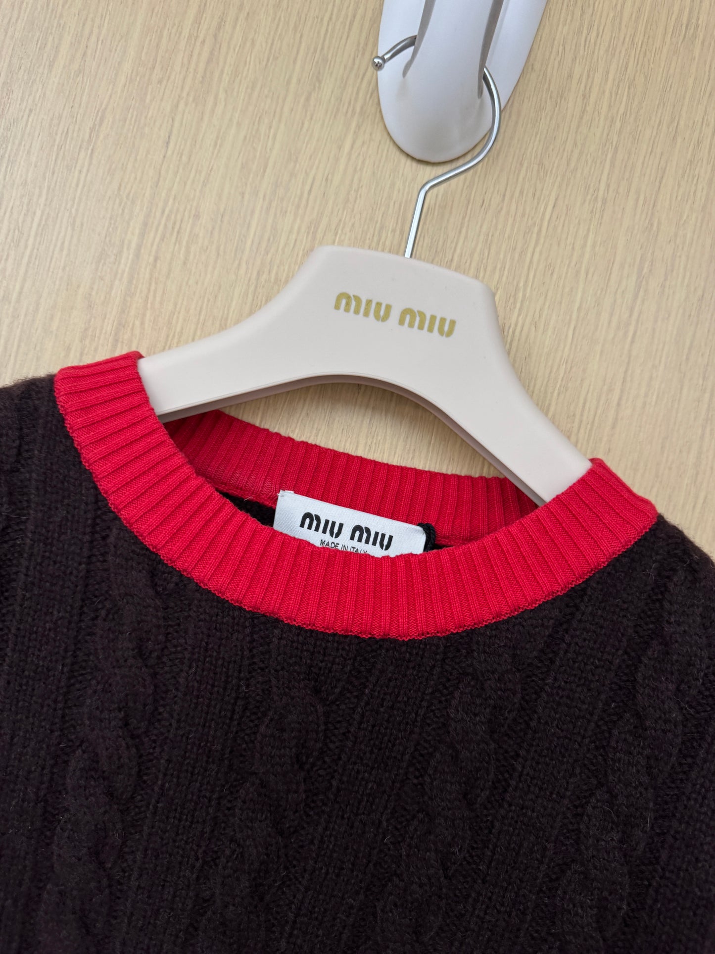 MIU MIU 深棕色拼紅色邊 短袖毛衣