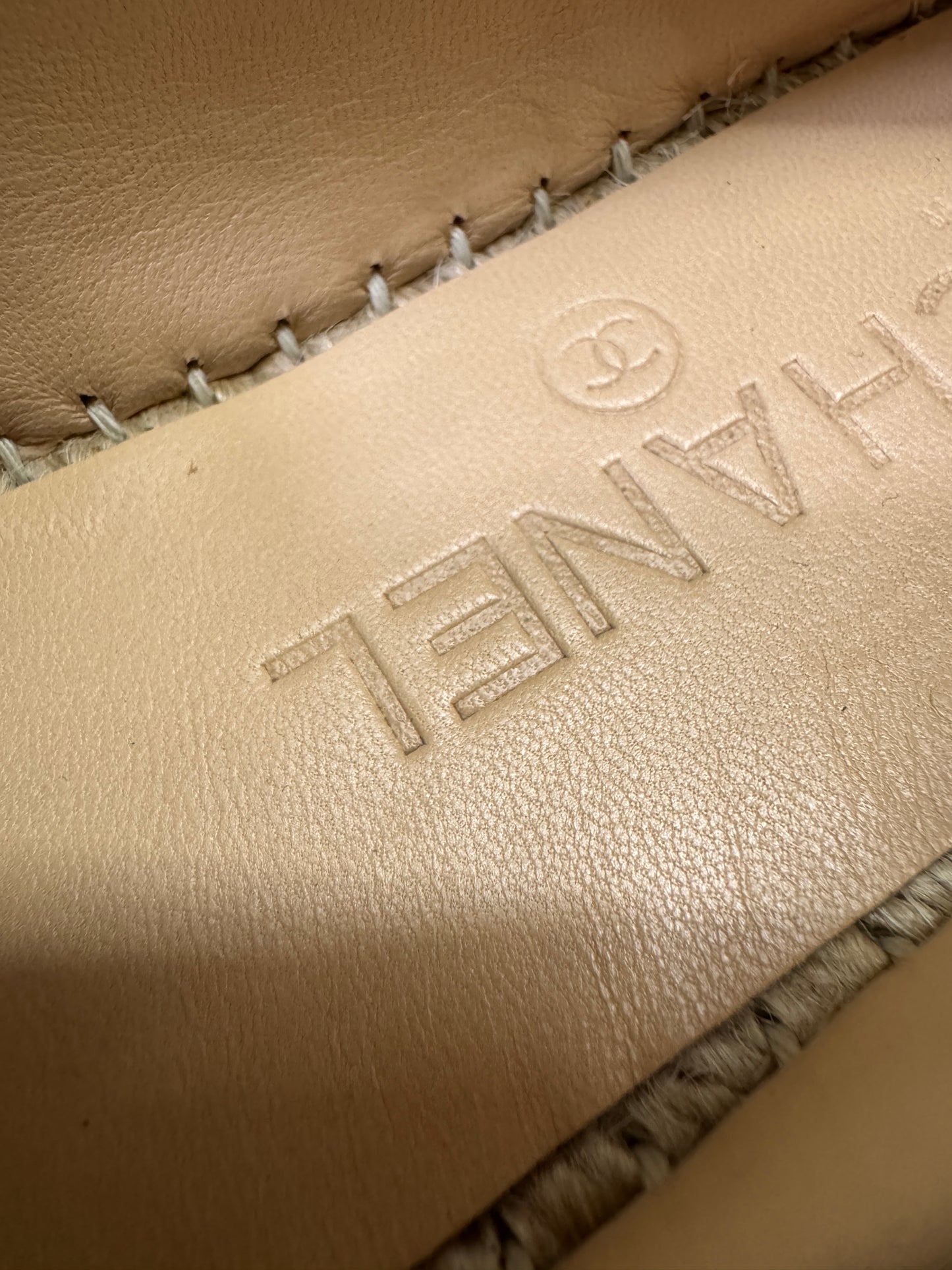 CHANEL 全皮漁夫鞋 杏拼黑