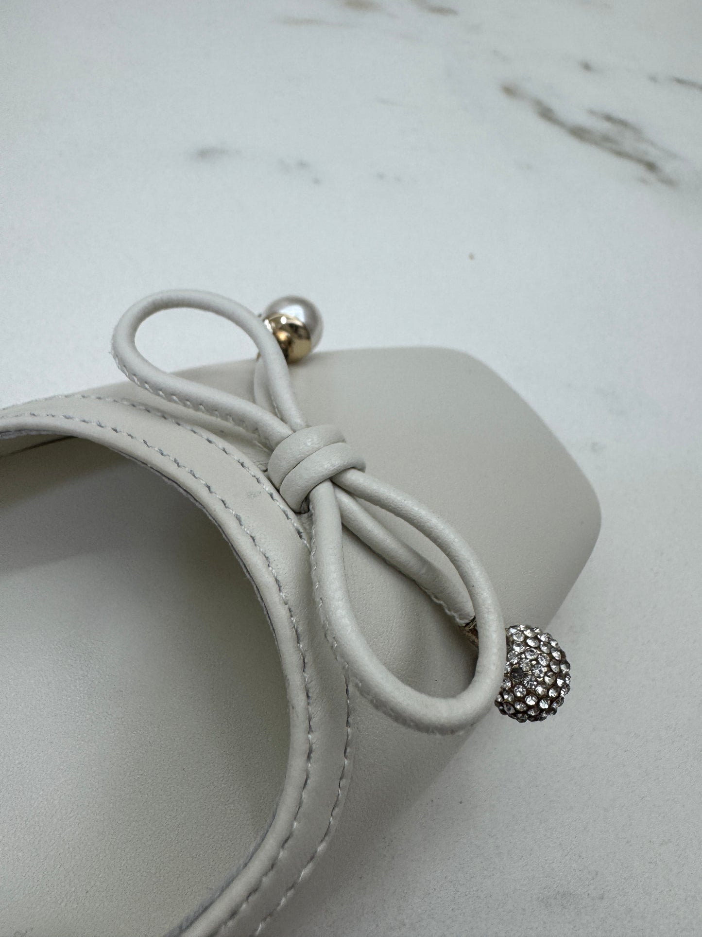 JIMMY CHOO 方頭珍珠拼鑽蝴蝶結 米白