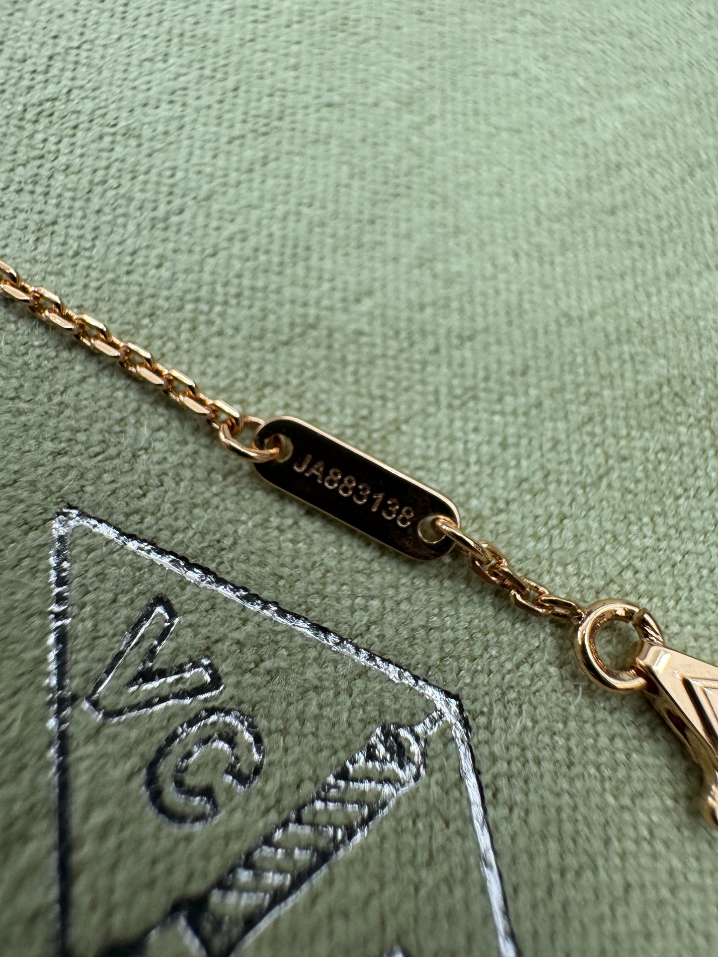 VCA Sweet Alhambra Bracelet 紅玉髓
