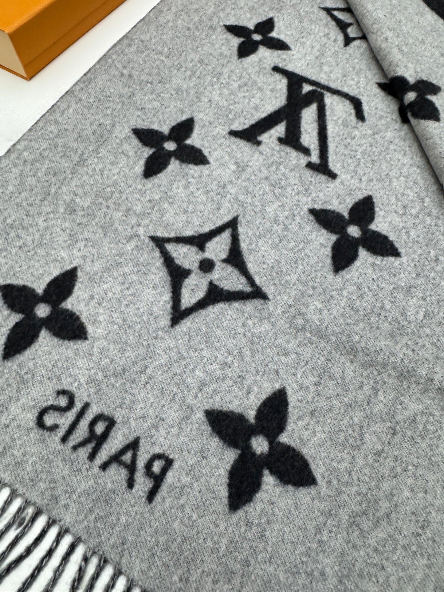 LV Reykjavik Scarf 100% Cashmere Black