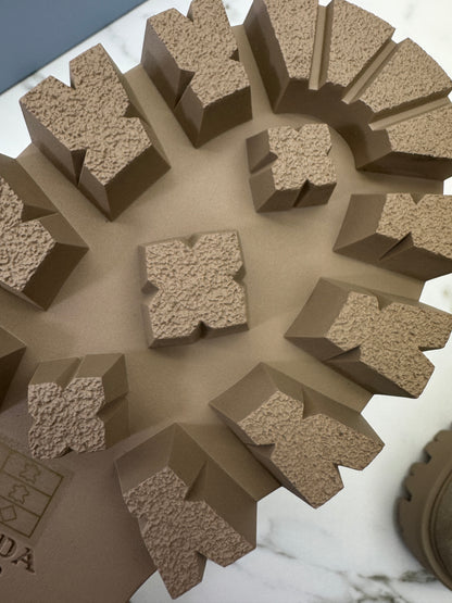 PRADA 卡其色麂皮中筒靴