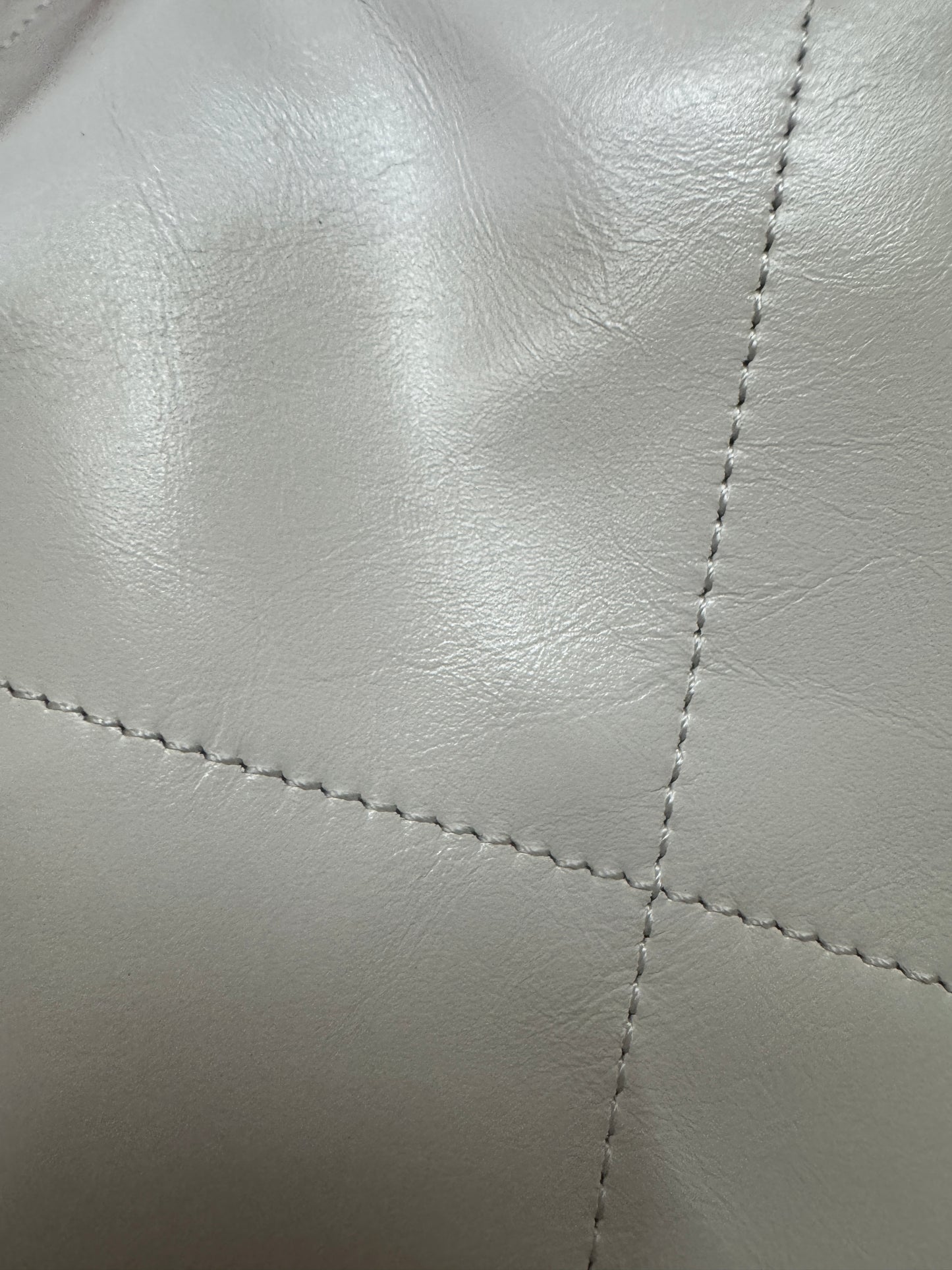 CHANEL 22 Bag Medium 白銀