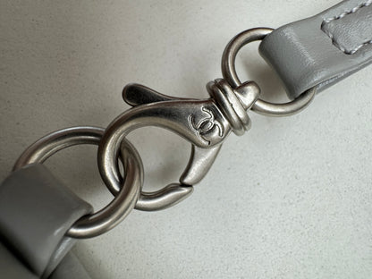 CHANEL 22 Bag Medium 23C淺灰色銀扣