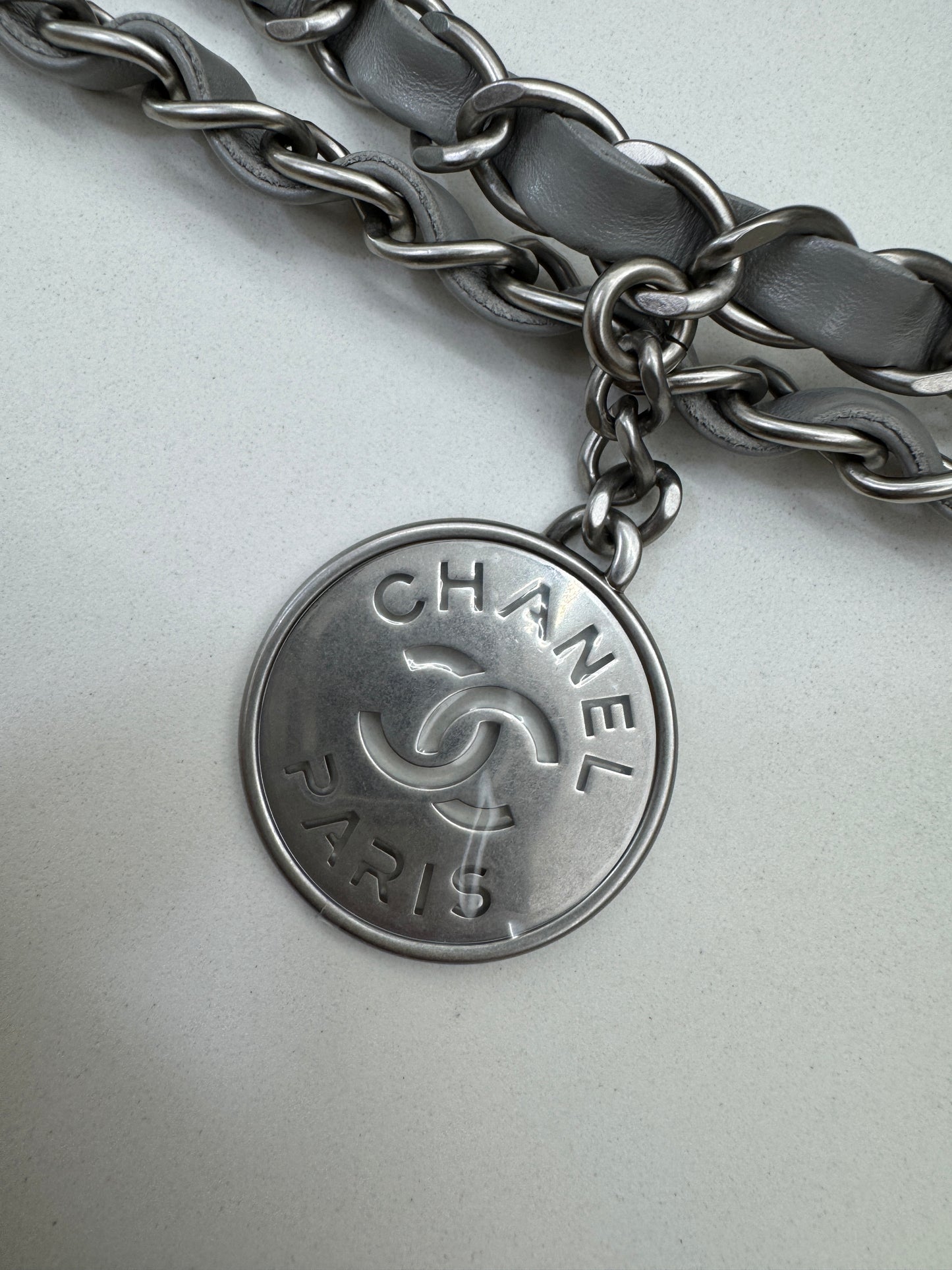 CHANEL 22 Bag Medium 23C淺灰色銀扣