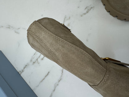 PRADA 卡其色麂皮中筒靴