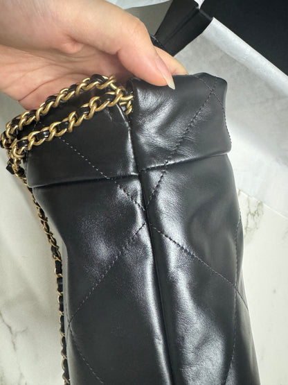 CHANEL 22 Backpack 黑金