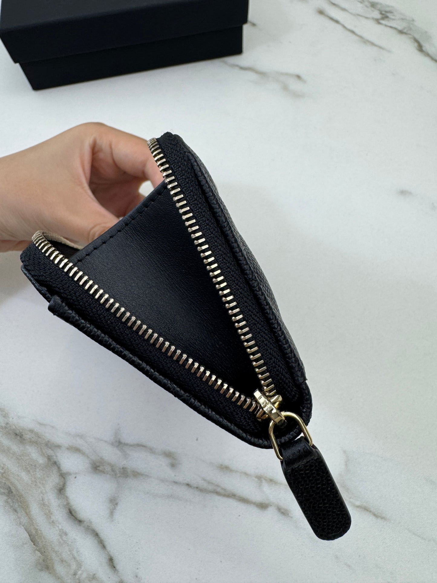 CHANEL 雕刻扣L型拉鏈小錢包