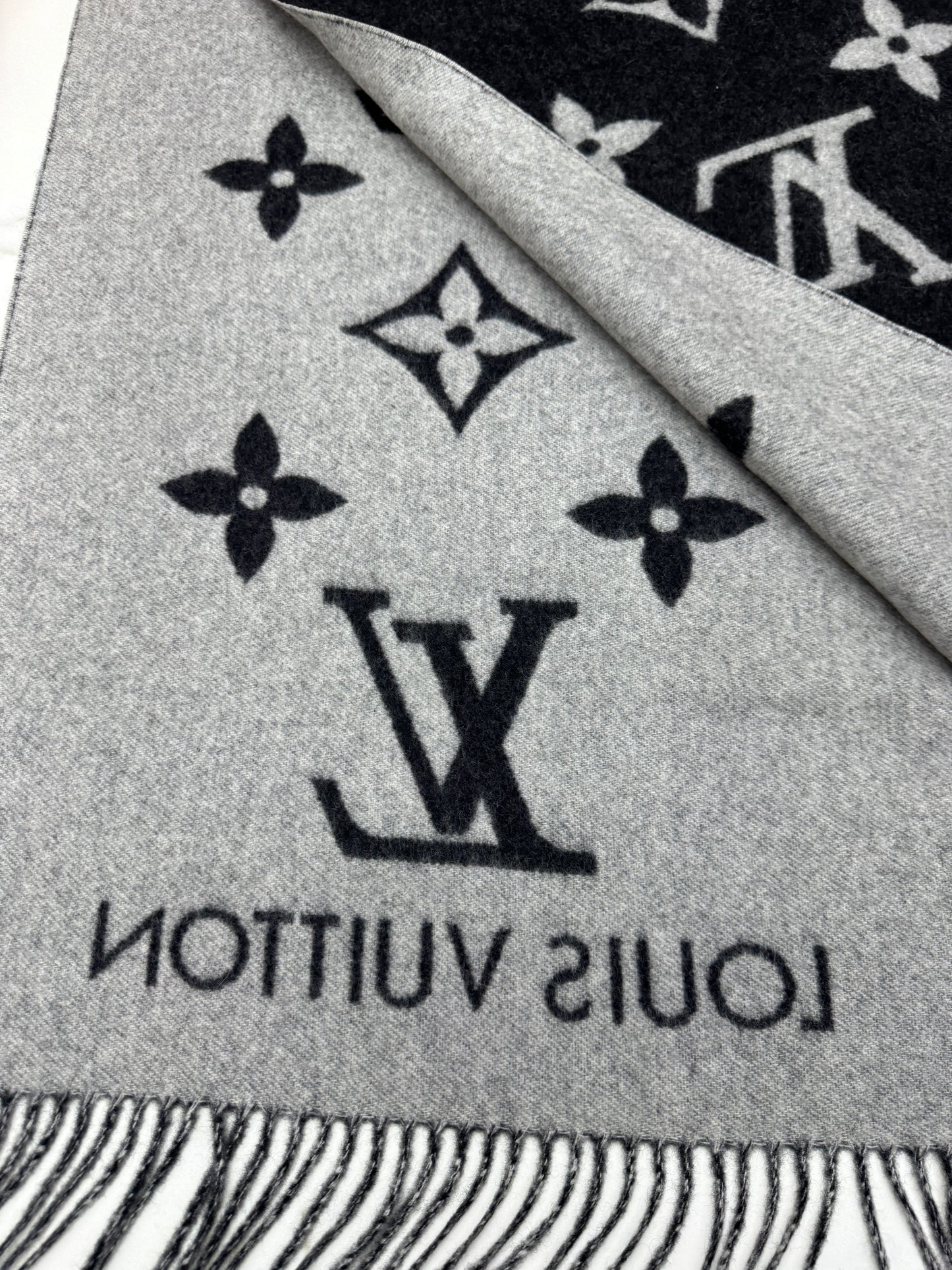 LV Reykjavik Scarf 100% Cashmere Black