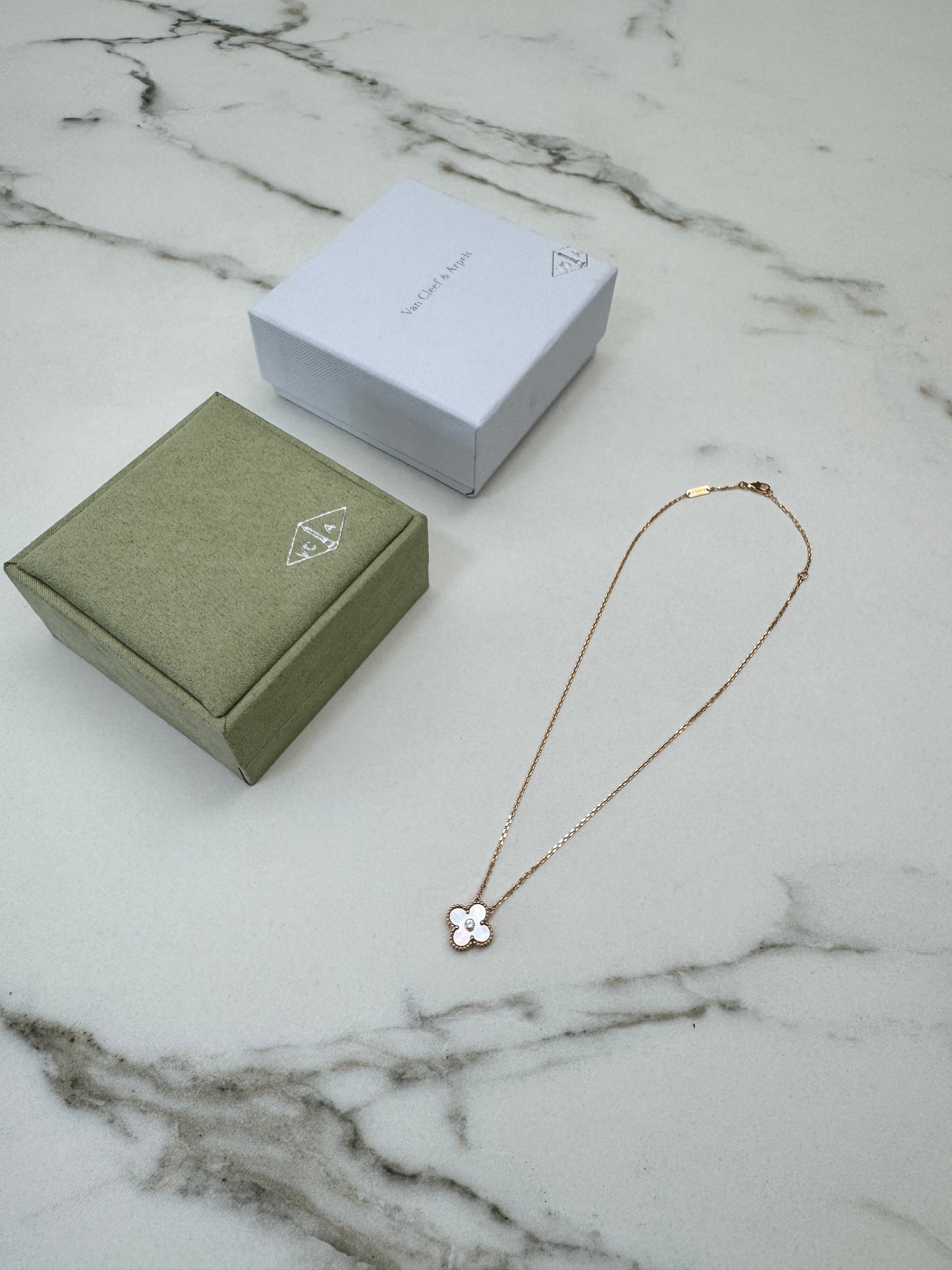 VCA Vintage Alhambra 2025 Holiday Pendant 粉貝母