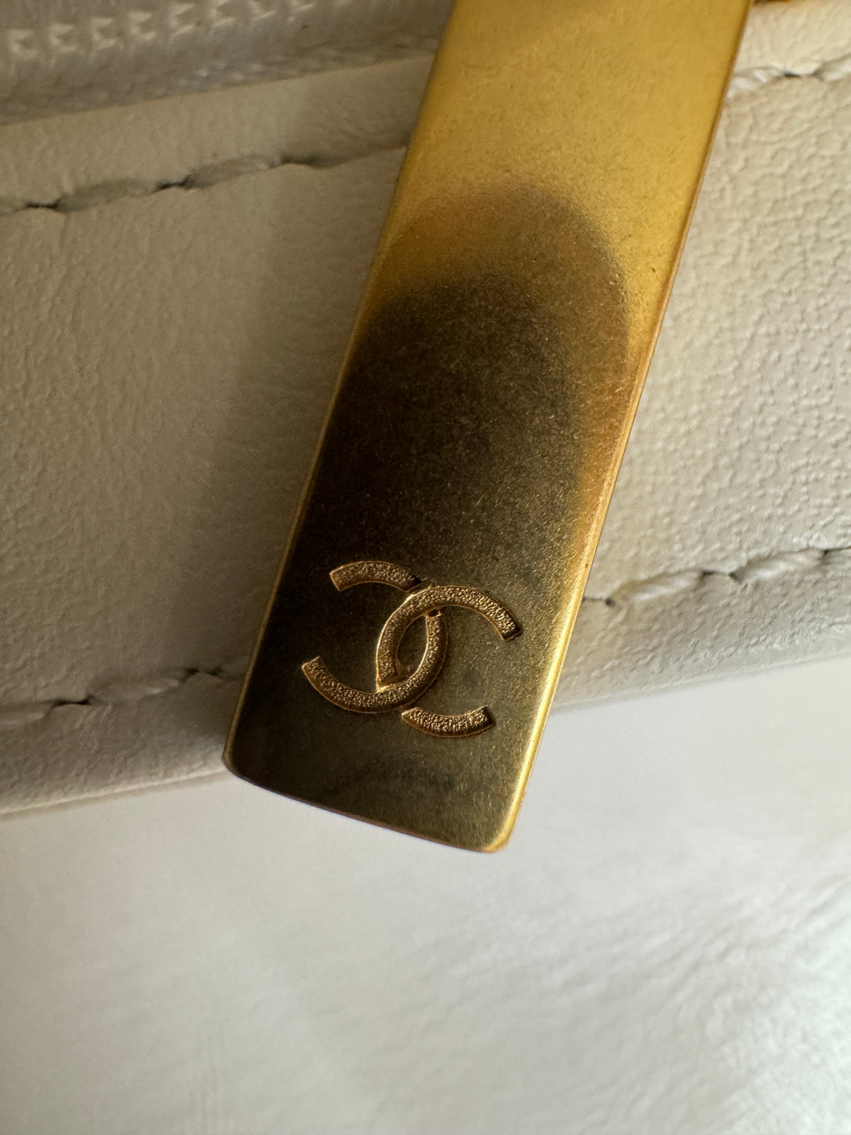 CHANEL Kelly 白色皺紋光面牛皮