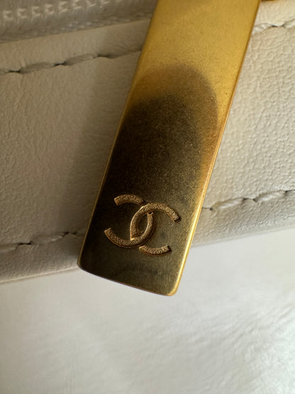 CHANEL Kelly 白色皺紋光面牛皮