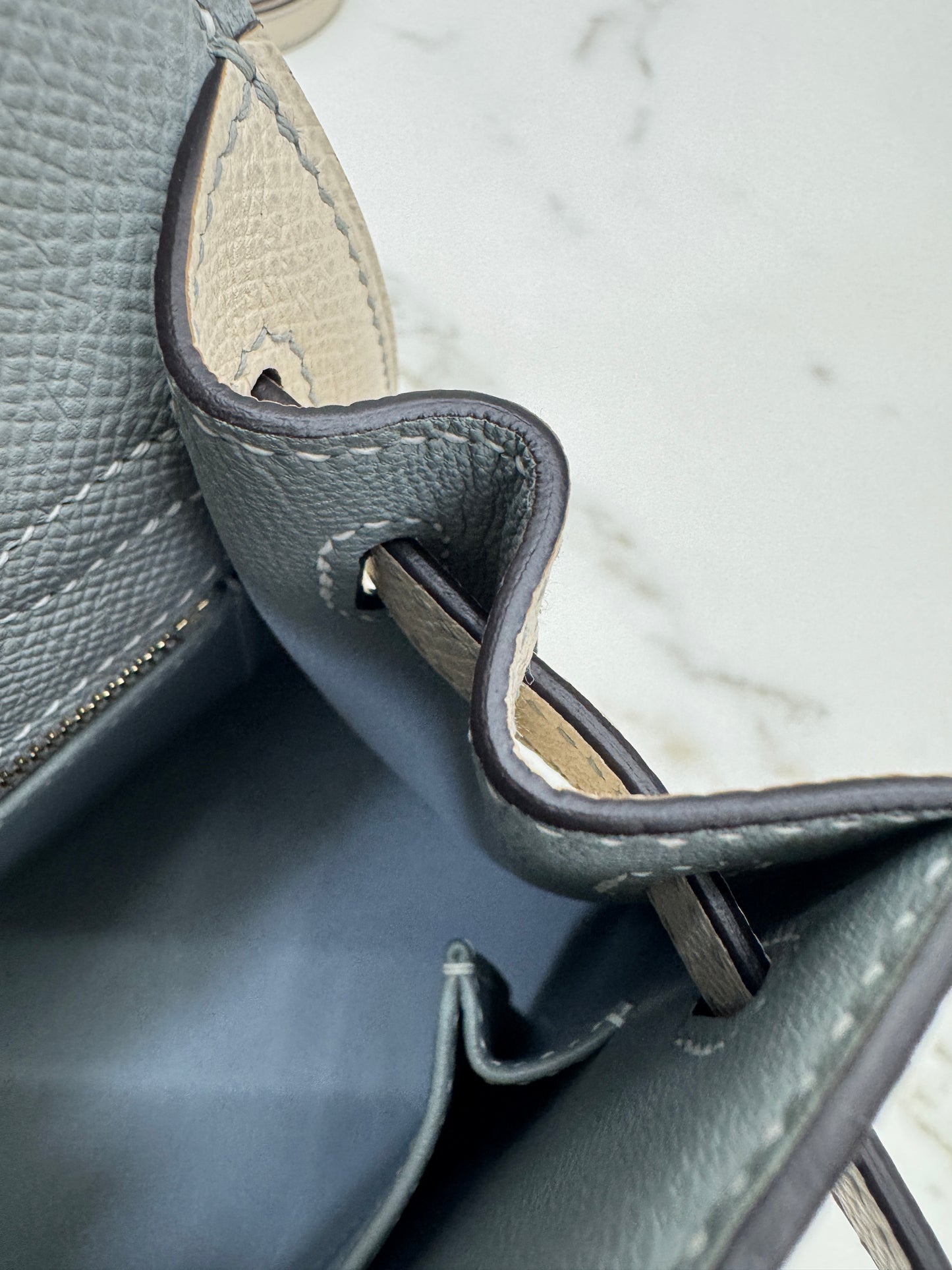 HERMES Kelly 25 冰川藍拼奶昔白 Epsom 香檳金扣 8U Bleu Glacier/ 10 Craie PBHW