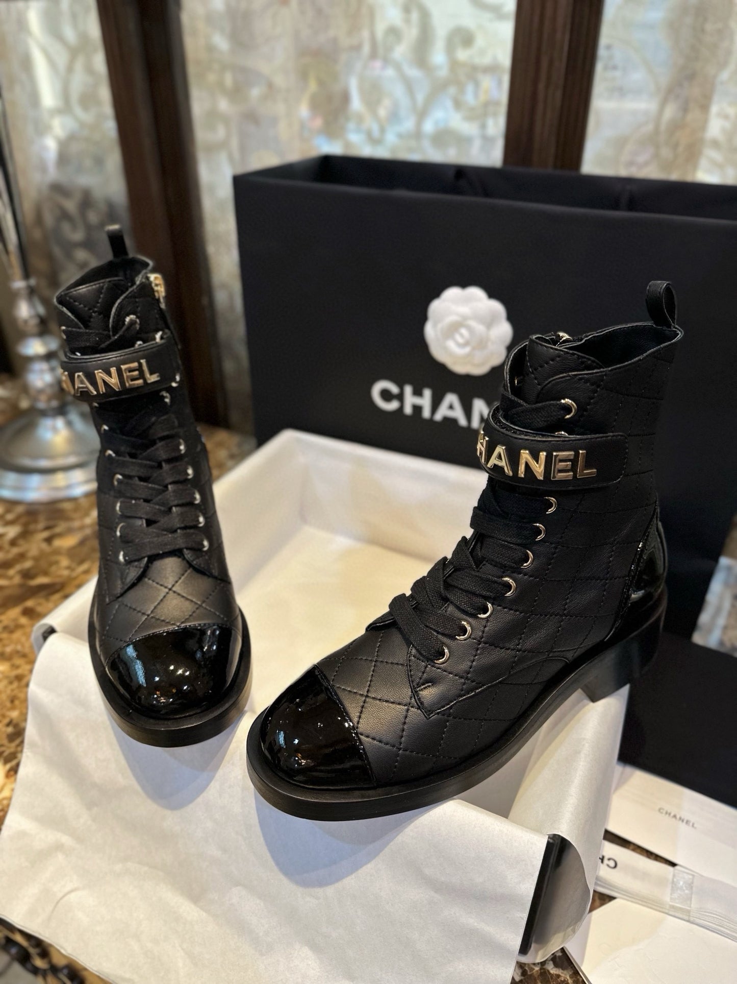 CHANEL 羊皮菱格 機車靴 logo字母￼23A