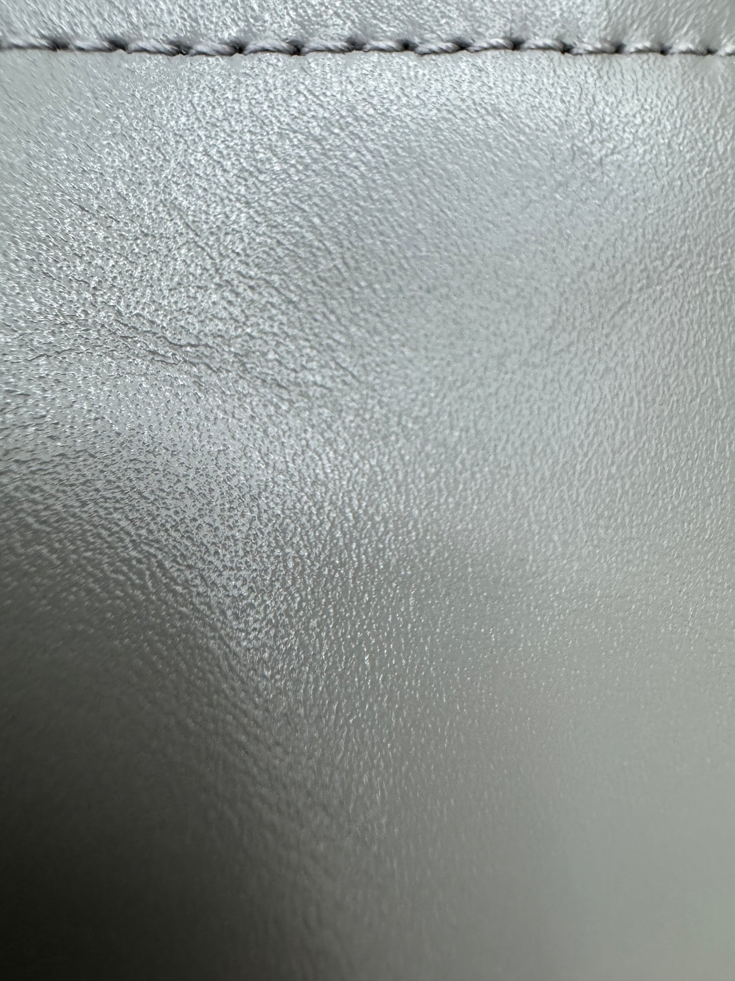 CHANEL 22 Bag Medium 23C淺灰色銀扣