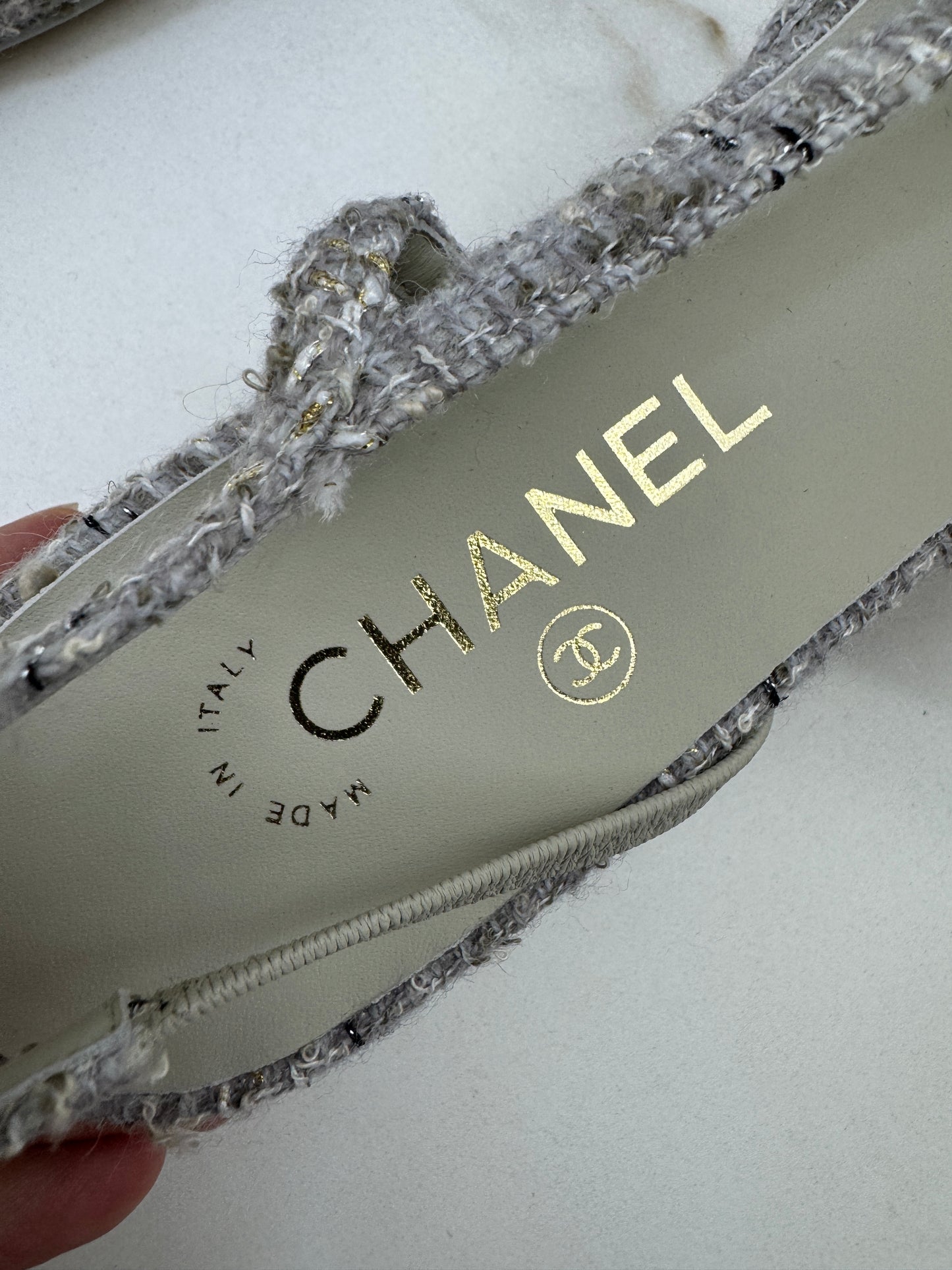 CHANEL 25B 灰白色金絲線Tweed Slingback