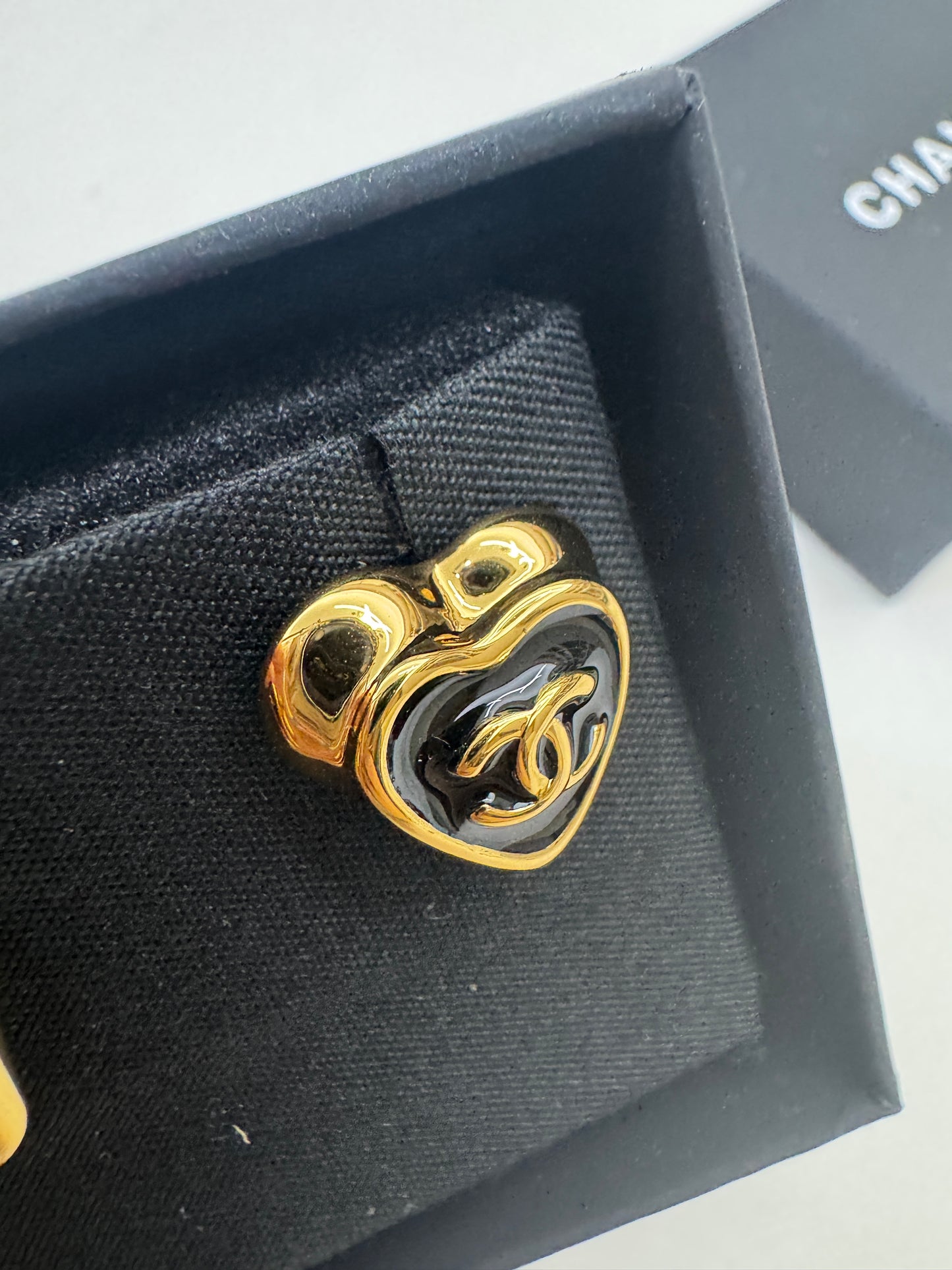 CHANEL 25A 黑色愛心琺瑯耳環