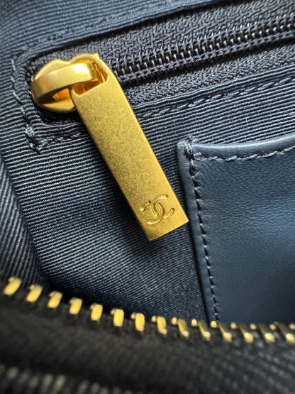 CHANEL 25C 深藍牛仔 Hobo Small