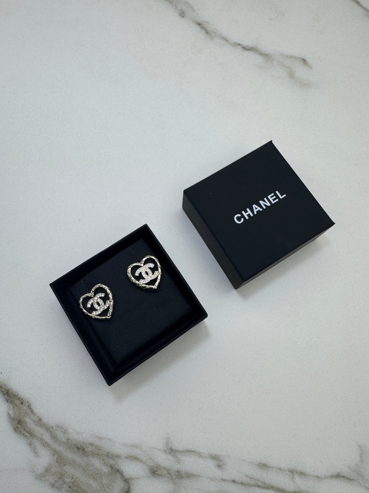 CHANEL 25A 愛心鏤空耳環