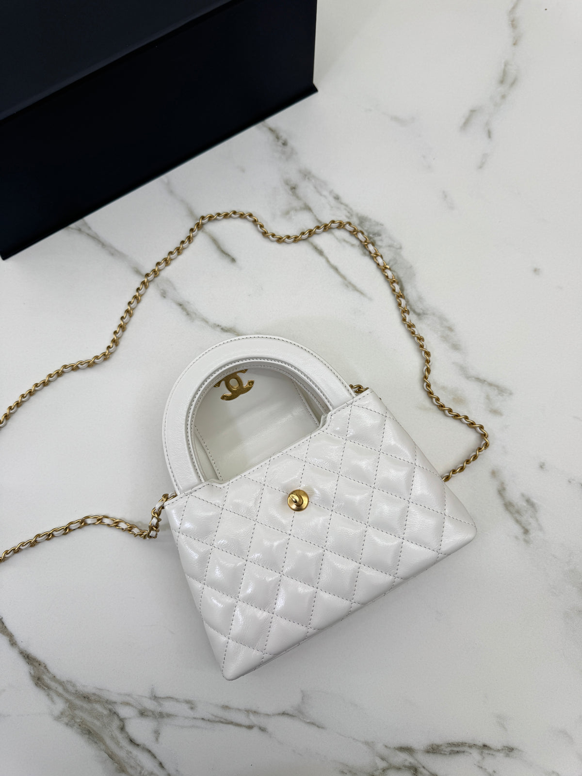 CHANEL Kelly 白色皺紋光面牛皮
