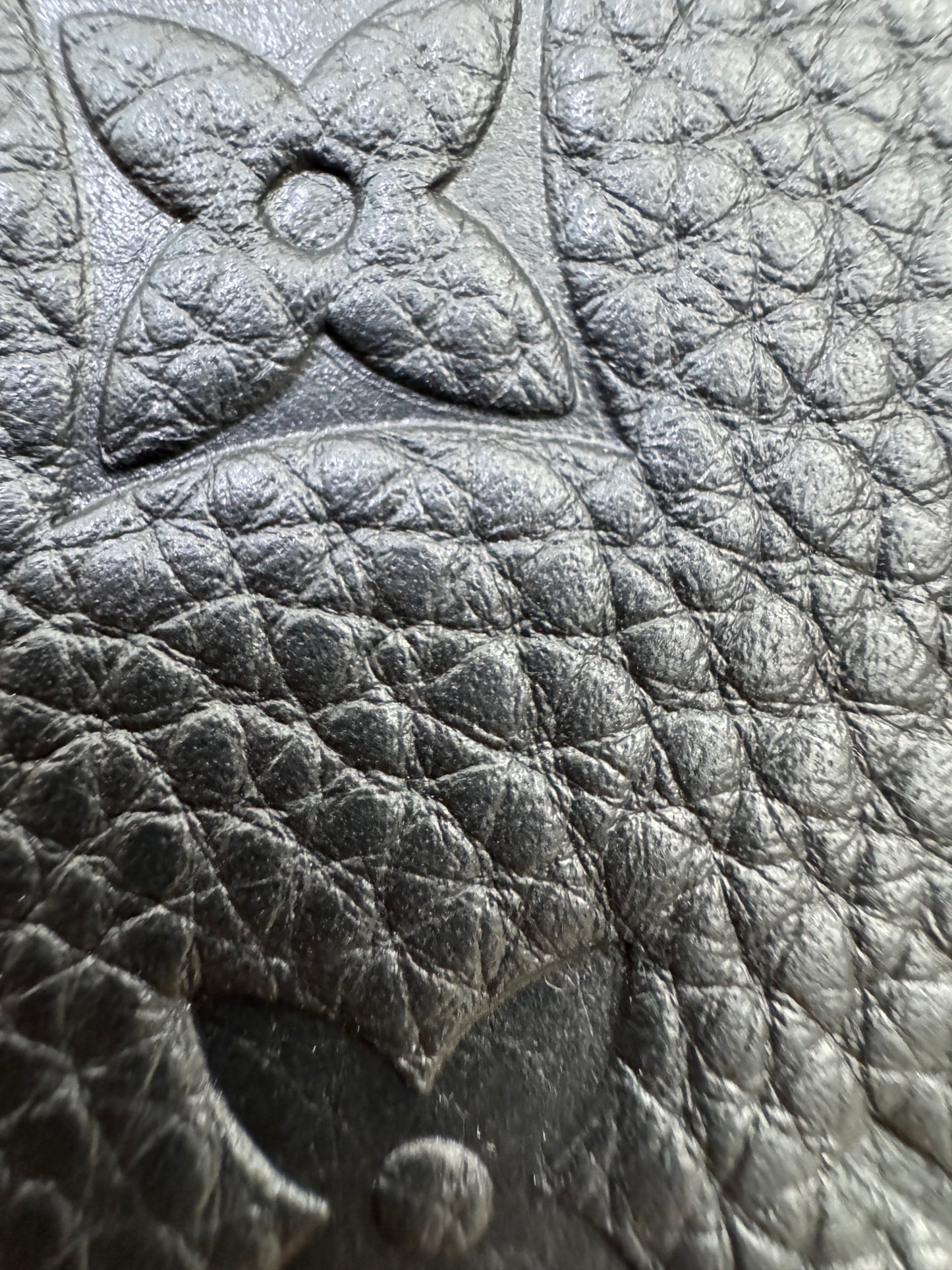 LV Multiple Wallet 黑色皮壓花