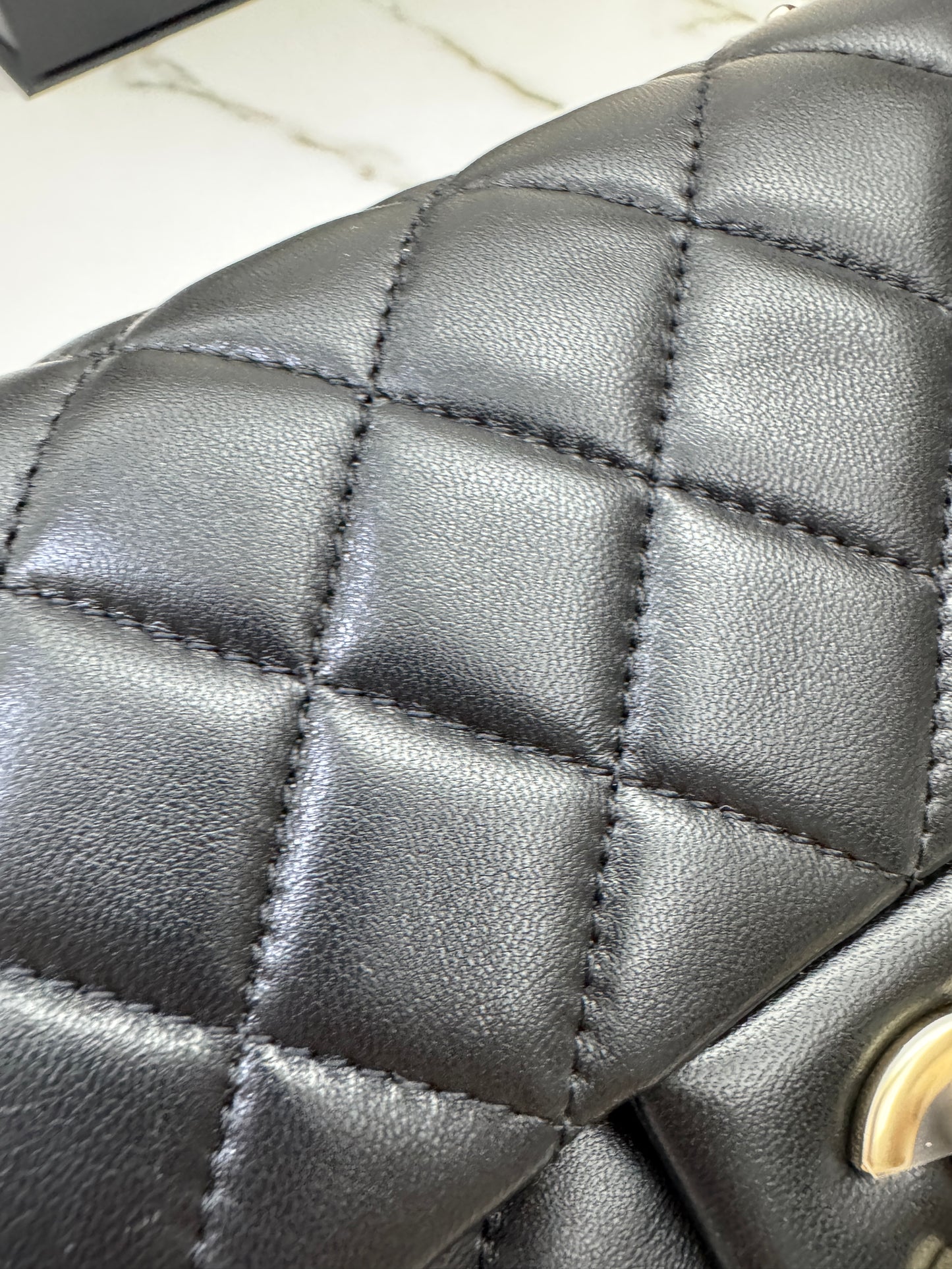 CHANEL 25K 亮面淺金球 Mini CF17 方胖子