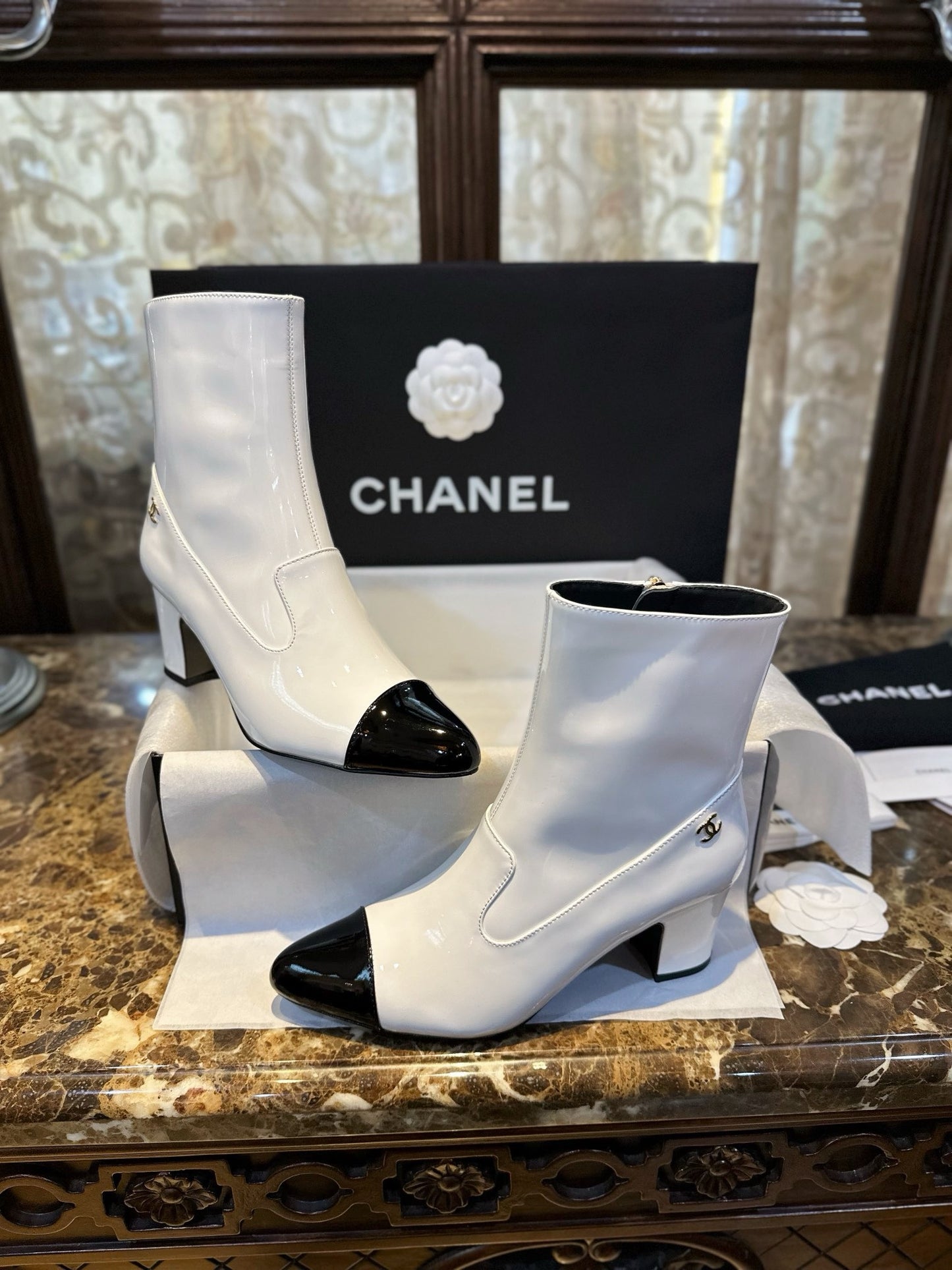 CHANEL 尖頭粗跟短靴 黑白 23B