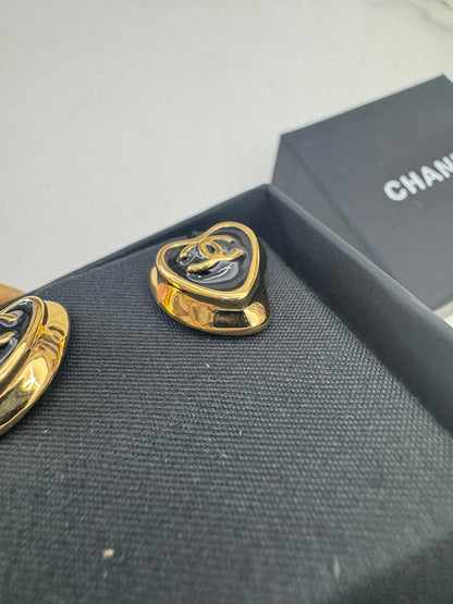 CHANEL 25A 黑色愛心琺瑯耳環