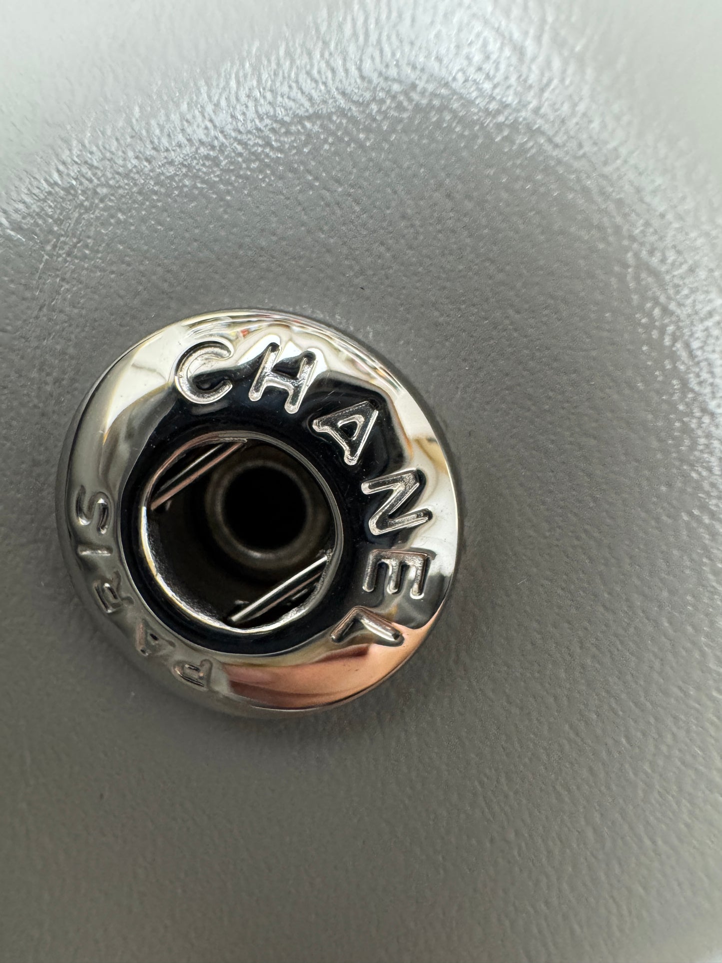 CHANEL 22 Bag Medium 23C淺灰色銀扣