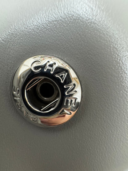 CHANEL 22 Bag Medium 23C淺灰色銀扣