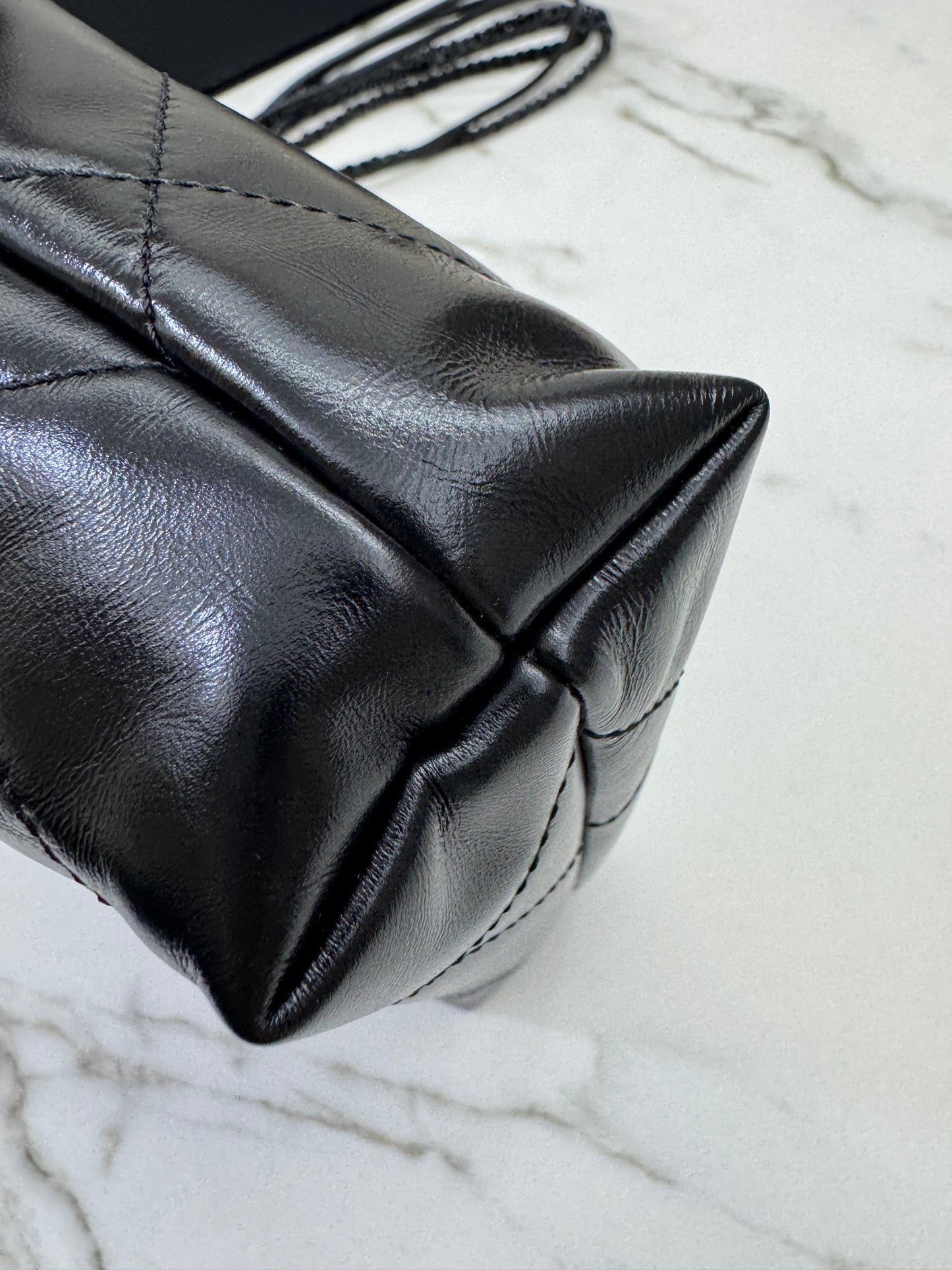 CHANEL Mini 22 Bag So Black 油蠟牛皮