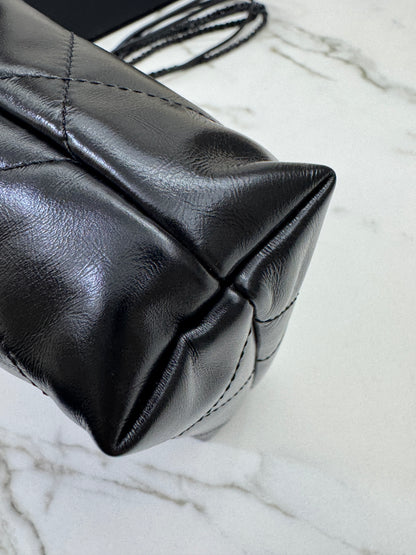 CHANEL Mini 22 Bag So Black 油蠟牛皮
