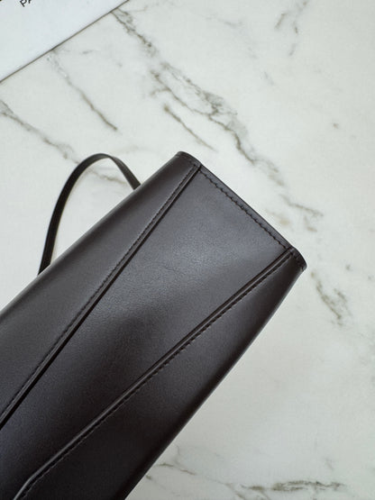 ALAIA Le Click East West Medium 深棕色