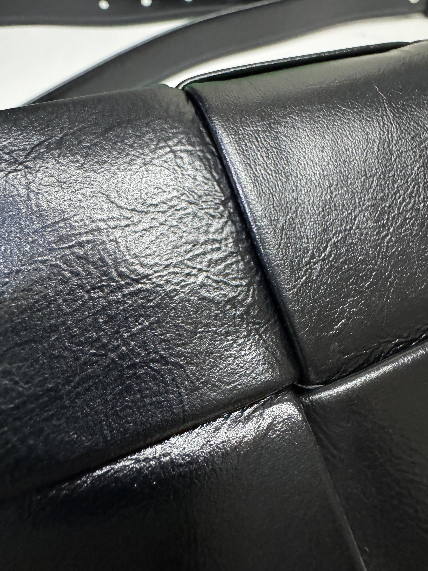 BV 8格油臘皮腰包