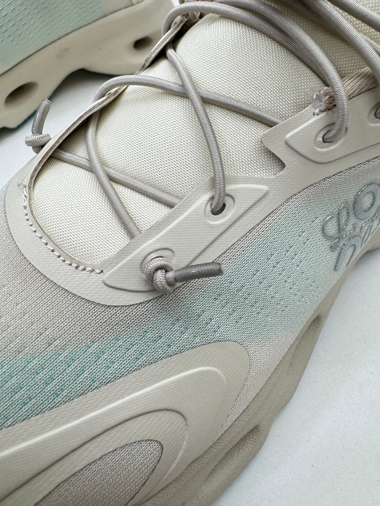 LOEWE X ON 8.0 淺米拼天藍色