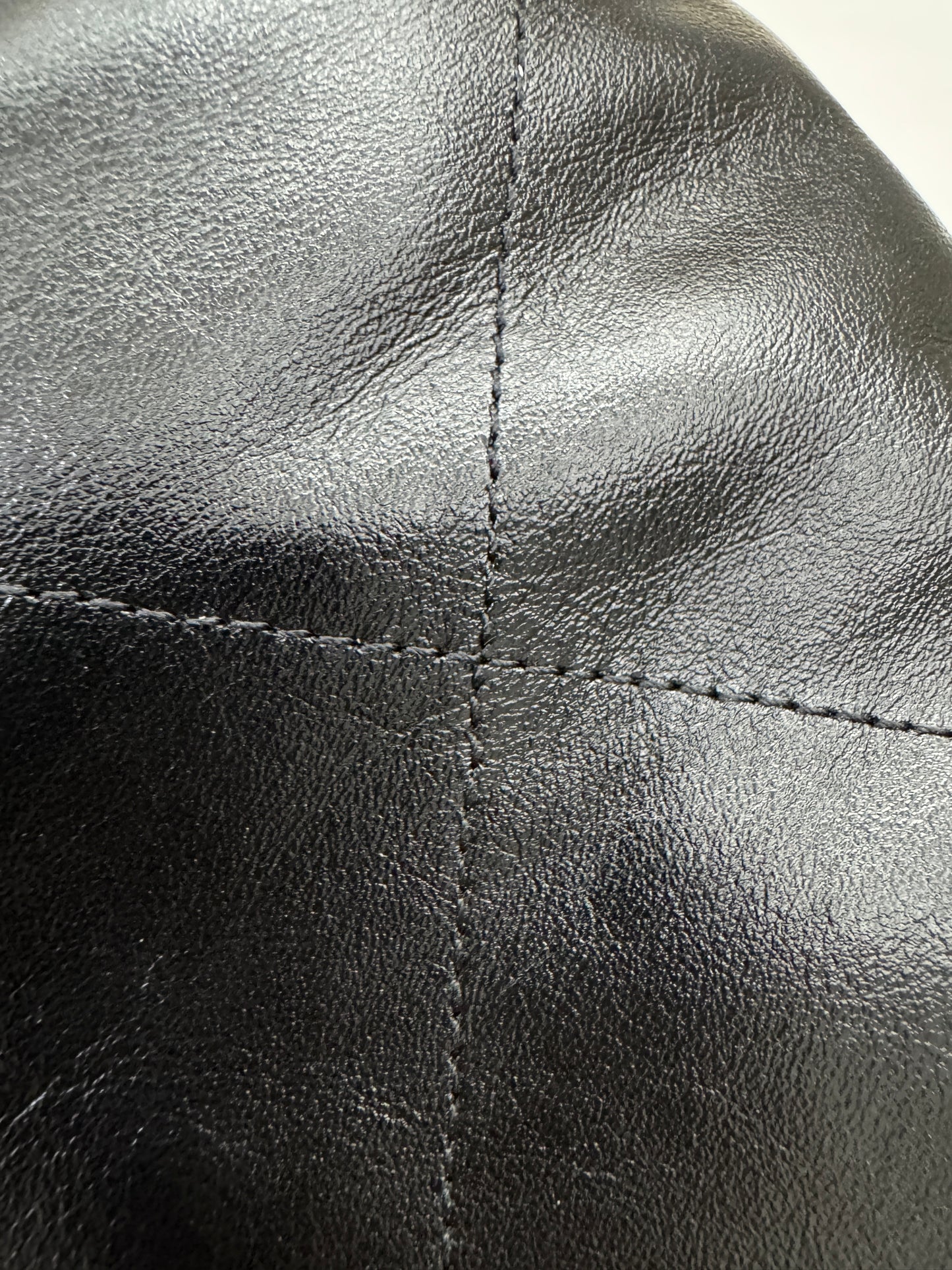 CHANEL Mini 22 Bag 黑銀 【同步最新磁吸扣版】