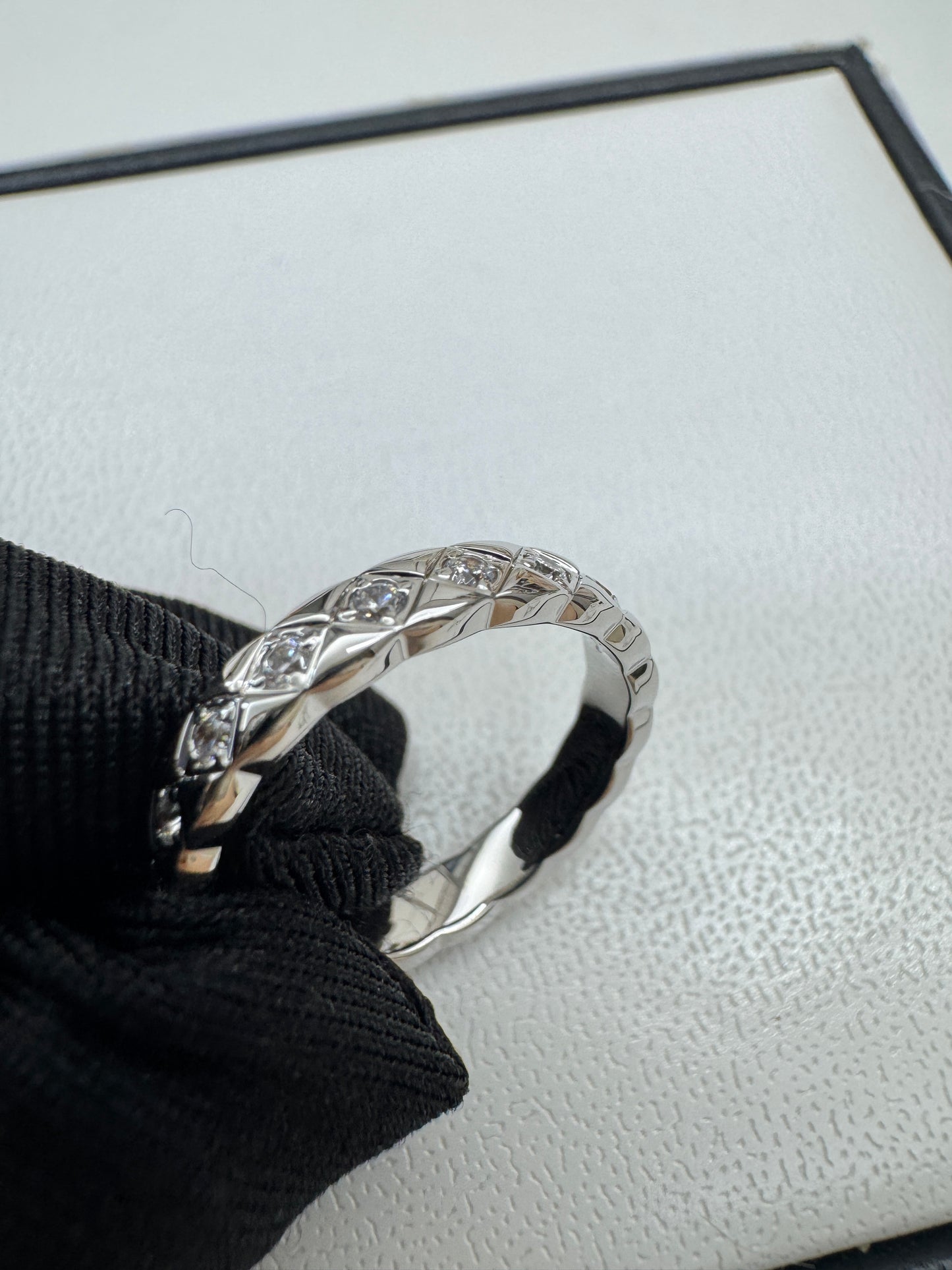 CHANEL Mini Coco Crush 間鑽白金色