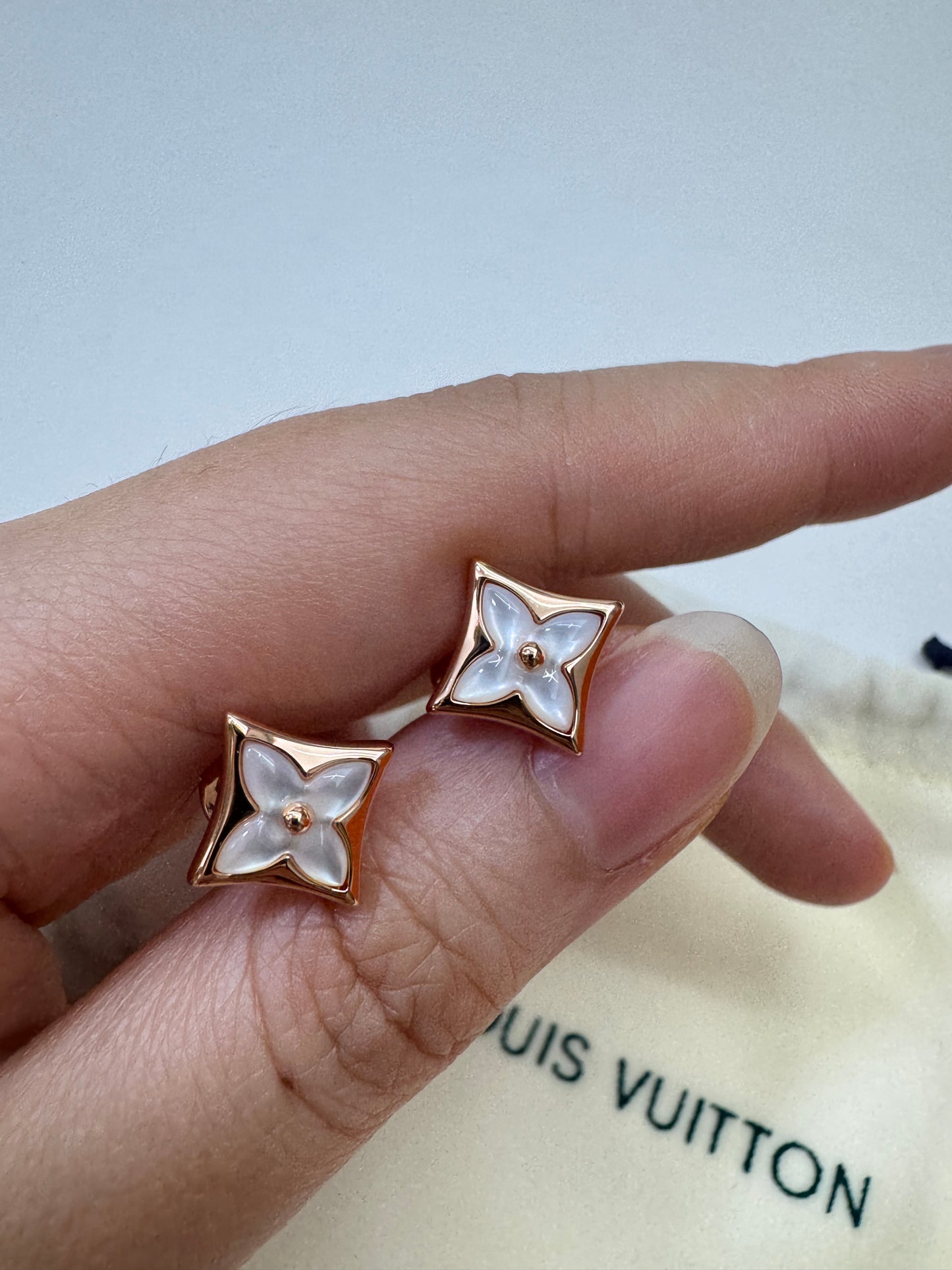 LV Color Blossom 白貝母耳環