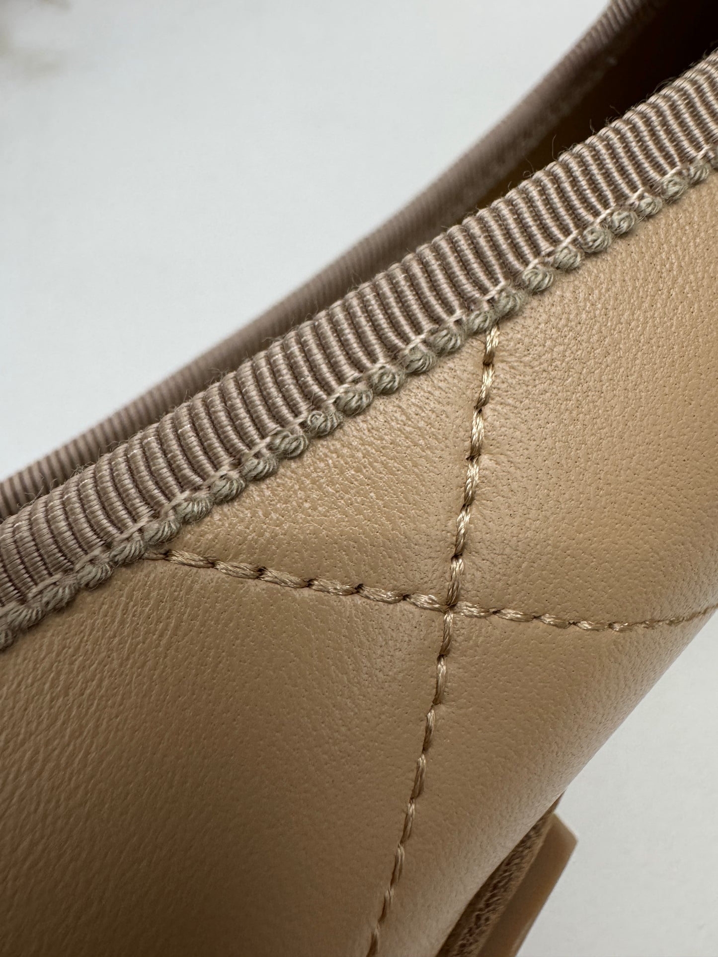 CHANEL Cambon Ballet Flats 杏拼黑 Beige
