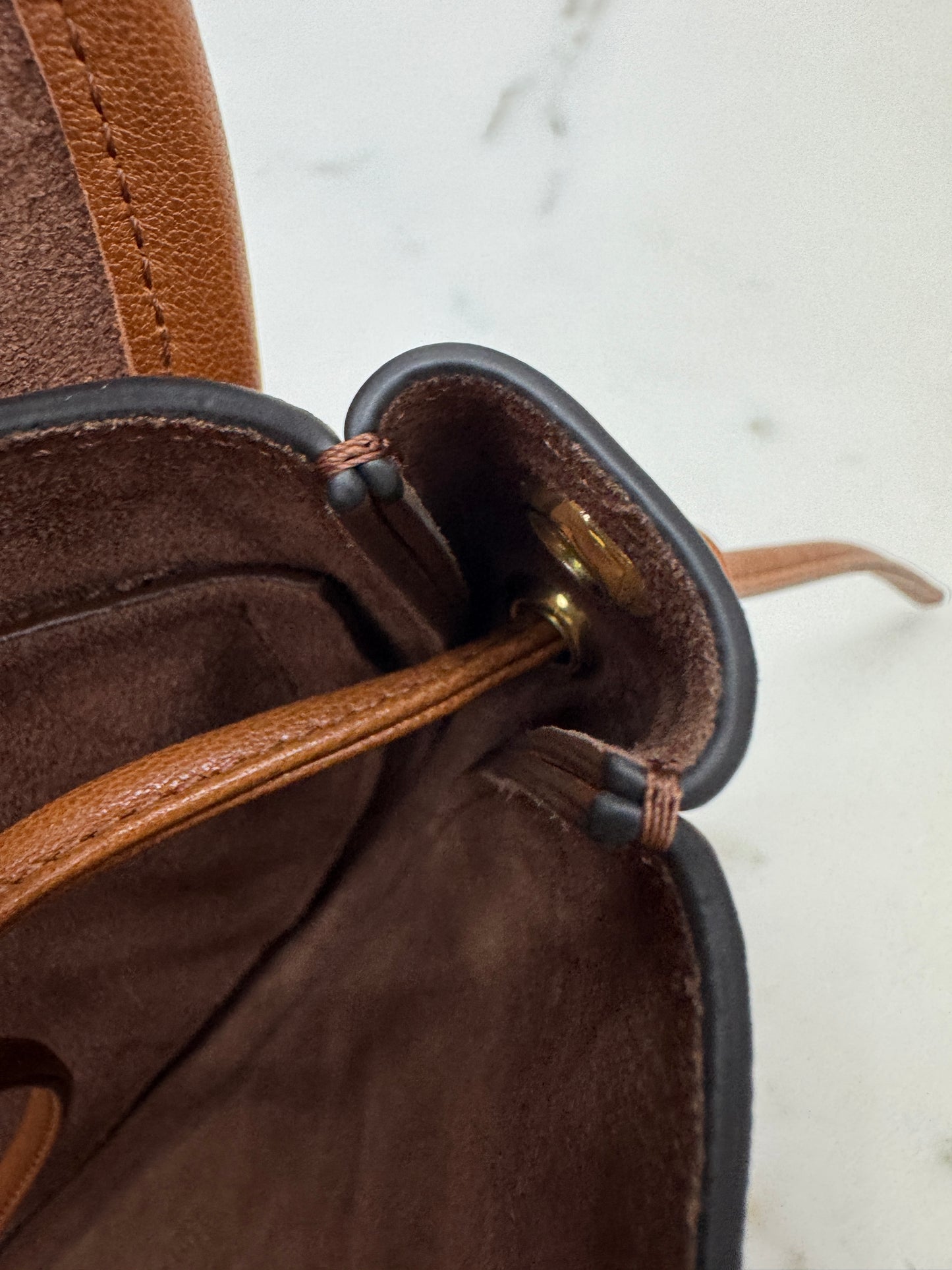 CELINE Soft Triomphe Half Moon 焦糖棕