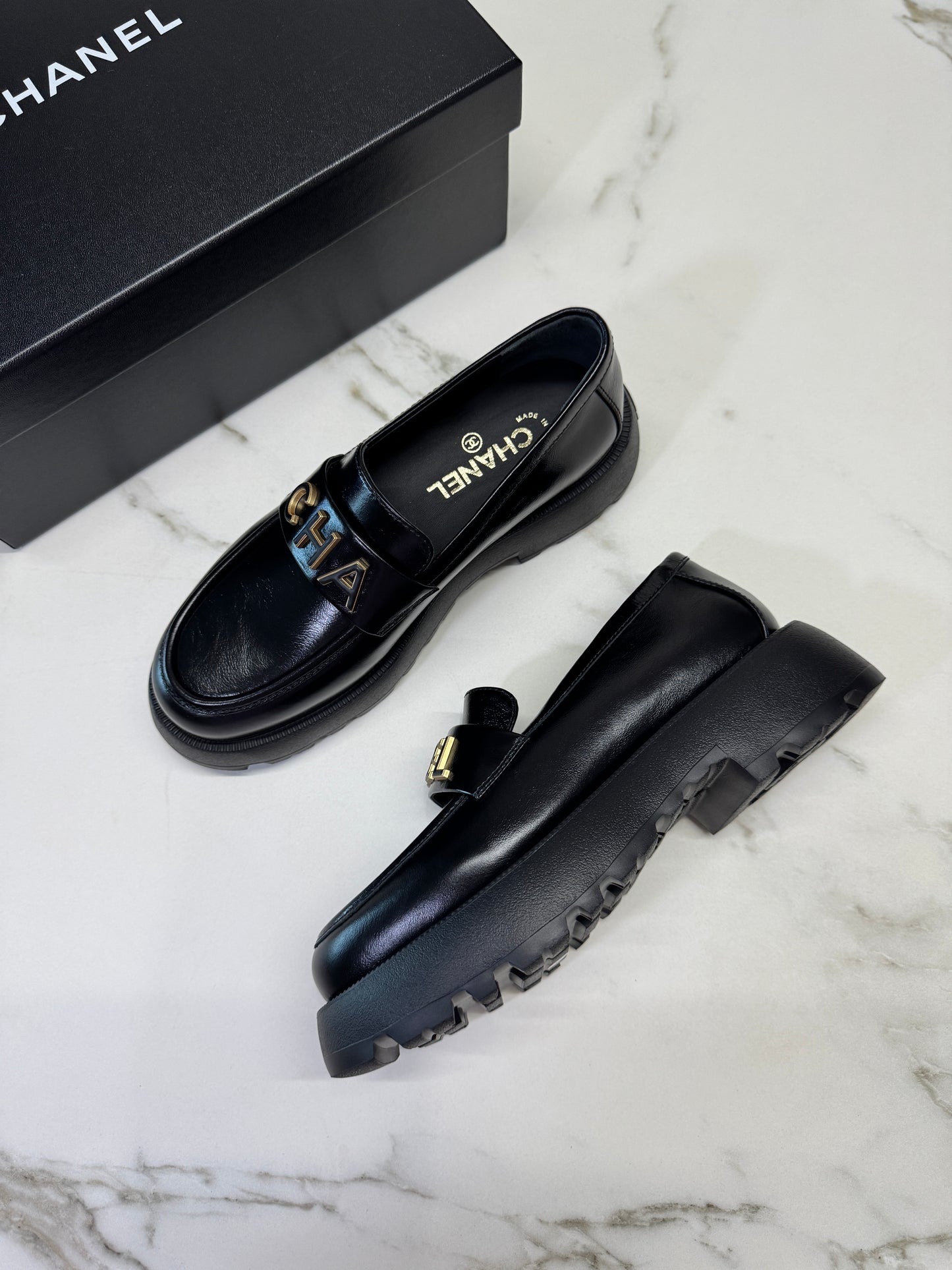 CHANEL 24B Loafer 字母樂福鞋