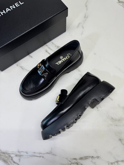 CHANEL 24B Loafer 字母樂福鞋